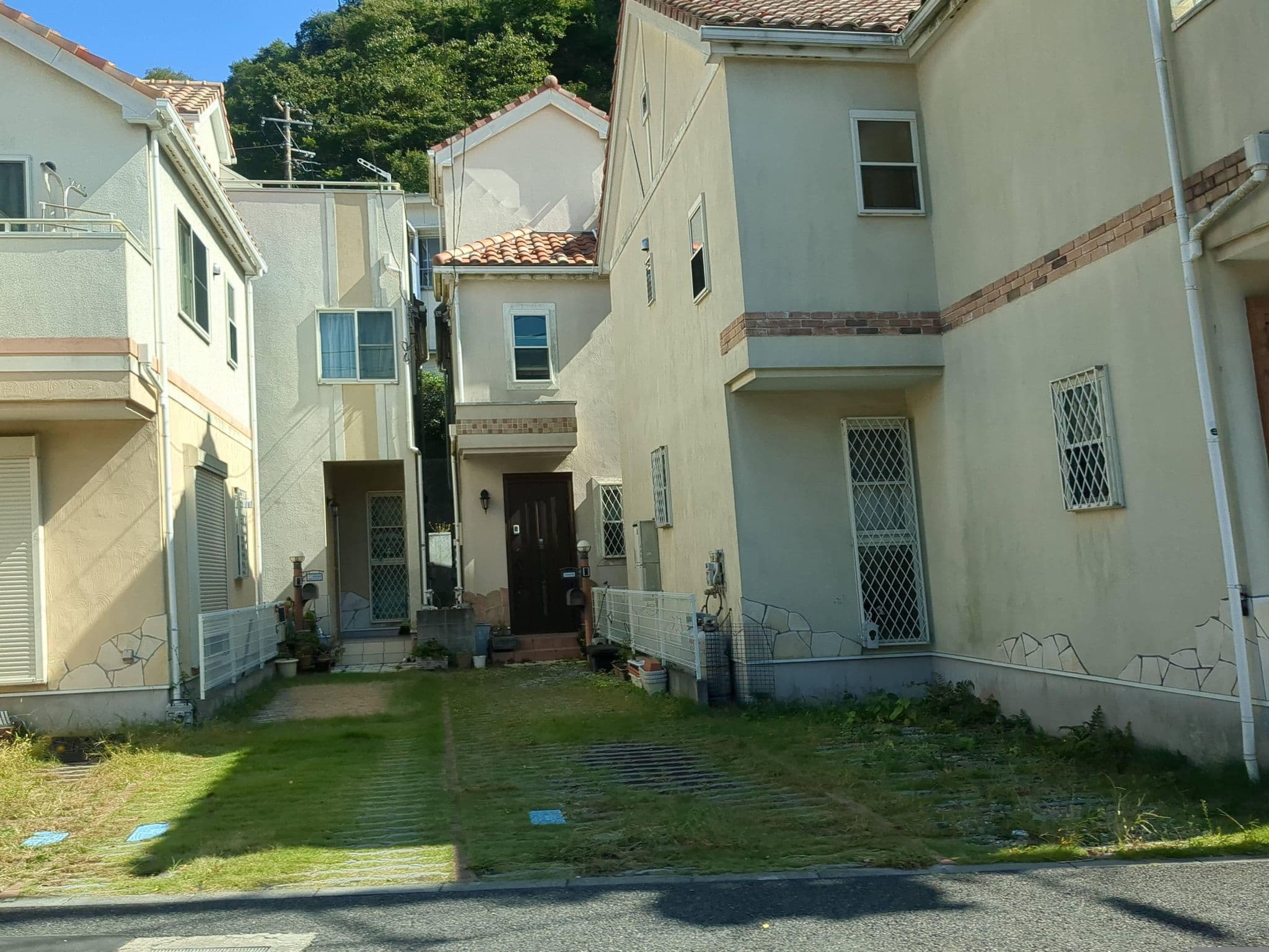 Street view near ホテル・モニカ, Hayama — © mitz (CC BY-SA · Mapillary)