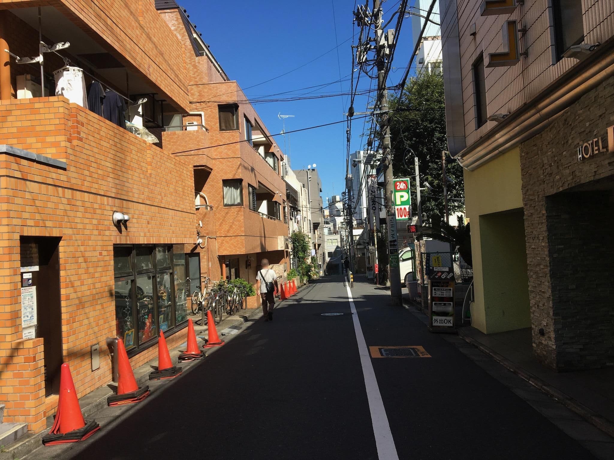 Street view near ホテル・チャンドラ, Sakuragaokachō — © musashino5 (CC BY-SA · Mapillary)