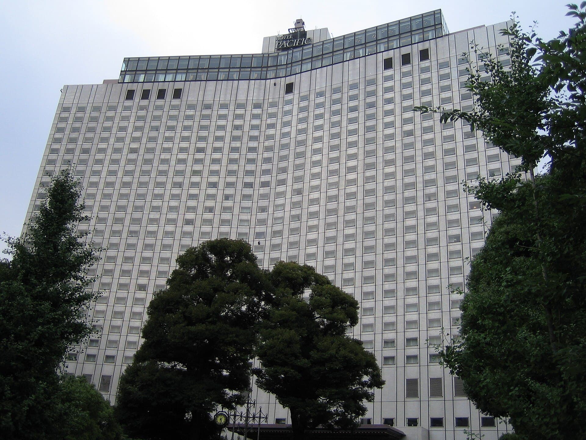 ホテルパシフィック東京 (Hotel Pacific Tokyo) (via Wikimedia Commons, CC BY 2.0)