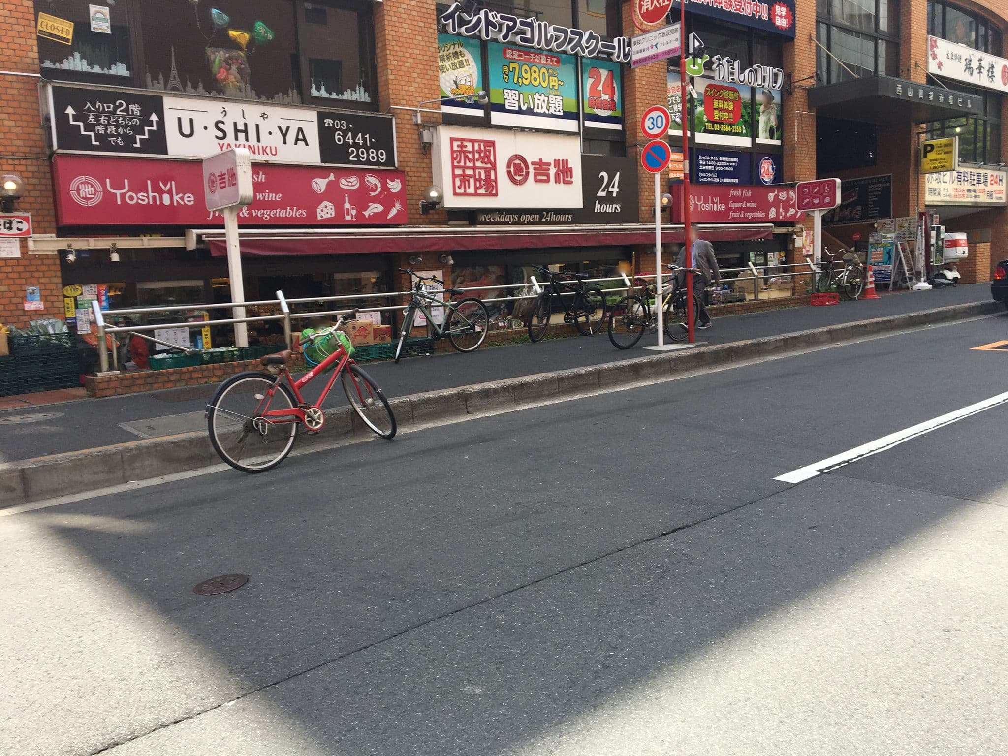Street view near 赤坂TREFF, Akasaka — © musashino5 (CC BY-SA · Mapillary)
