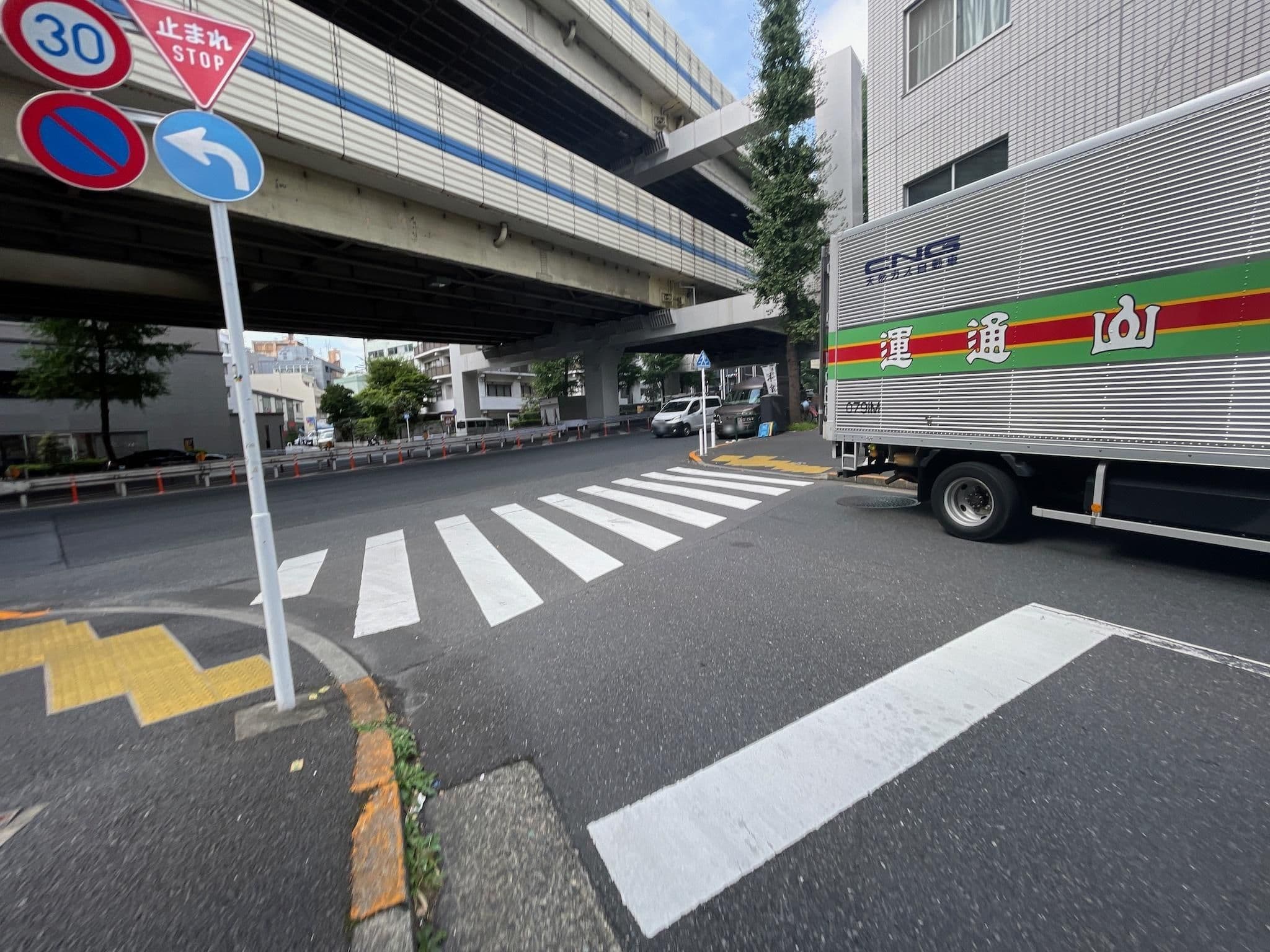 Street view near Binemu麻布十番, Azabu-jūban — © musashino5 (CC BY-SA · Mapillary)