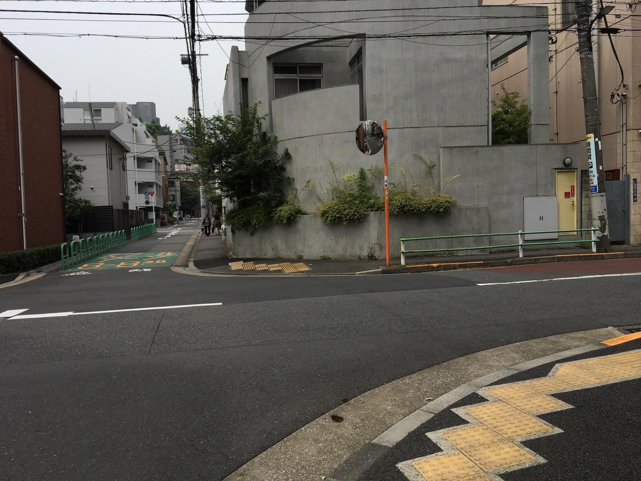 Street view near なつやすもの前, Shibakōen — © musashino5 (CC BY-SA · Mapillary)