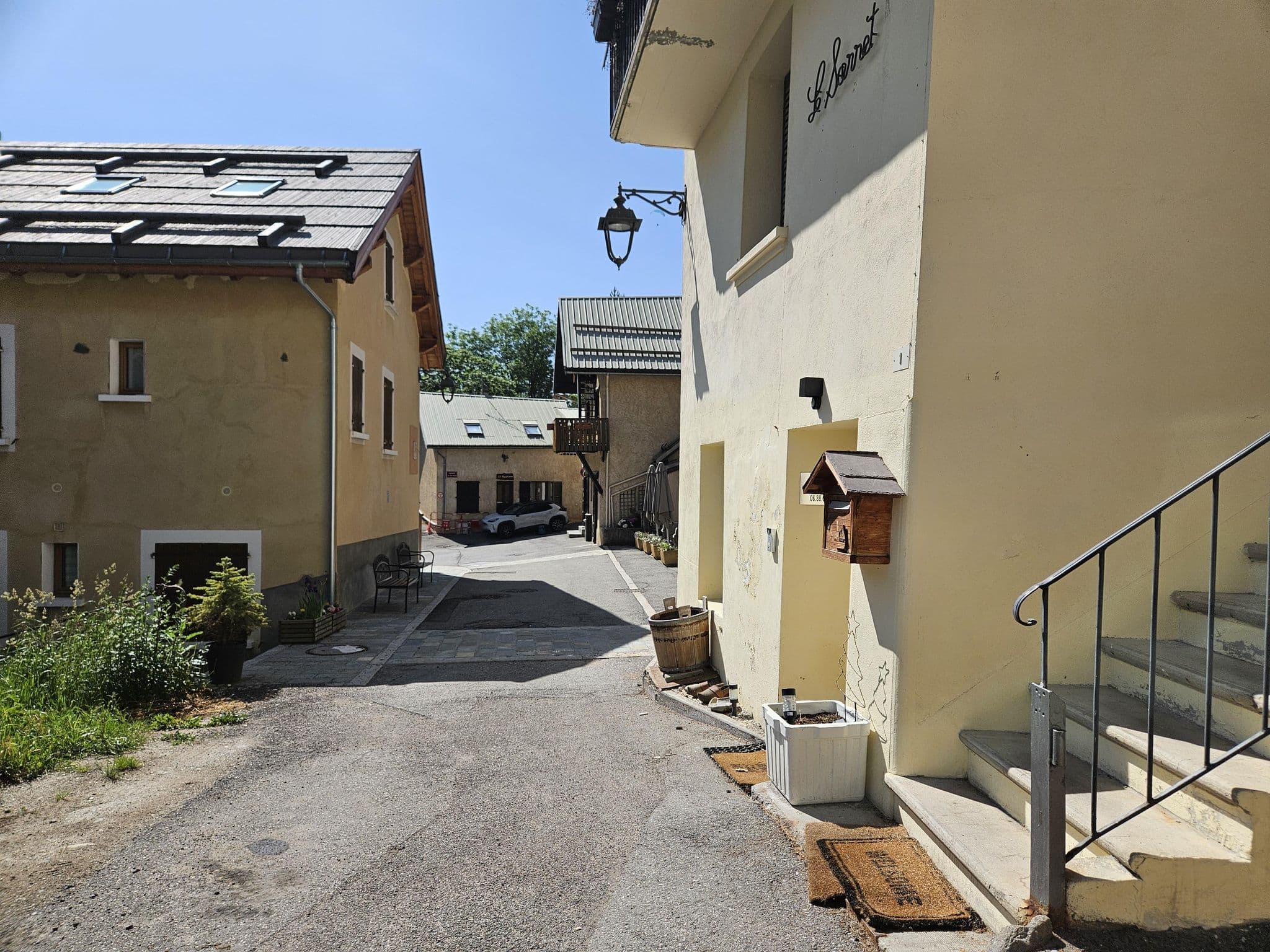 Street view near Chalet Les Abeilles, Saint-Chaffrey — © cabinetcourbi (CC BY-SA · Mapillary)