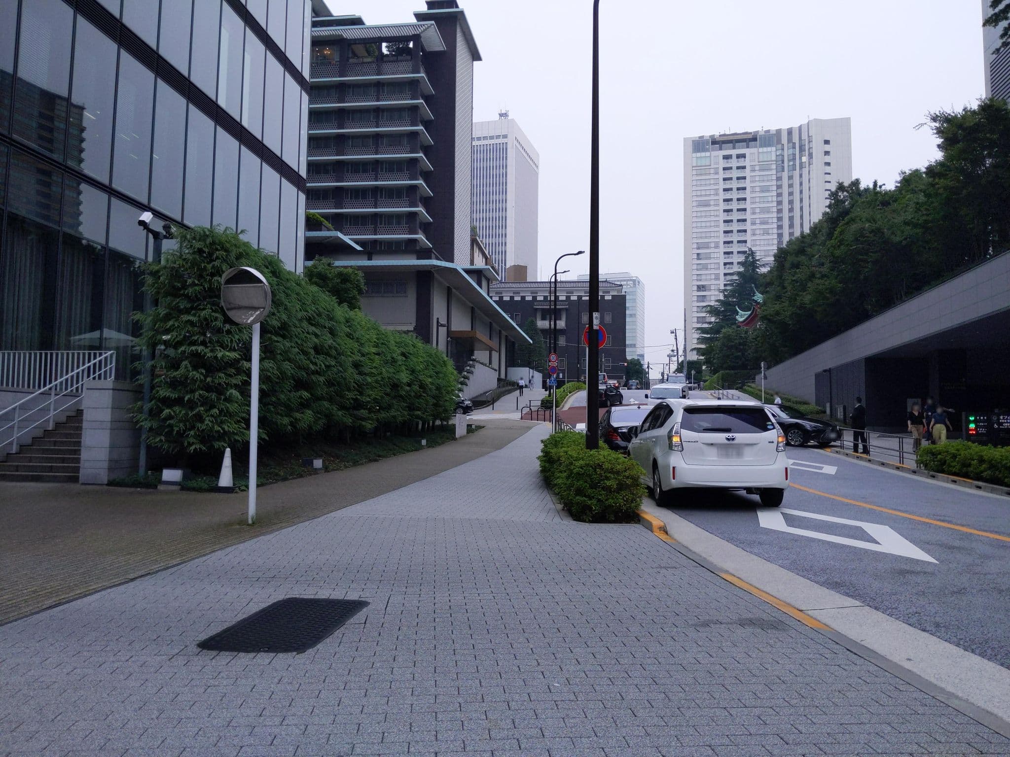 Street view near Hotel Okura Tokyo Main Lobby (ホテルオークラ東京 メインロビー), Toranomon — © gwalker7 (CC BY-SA · Mapillary)