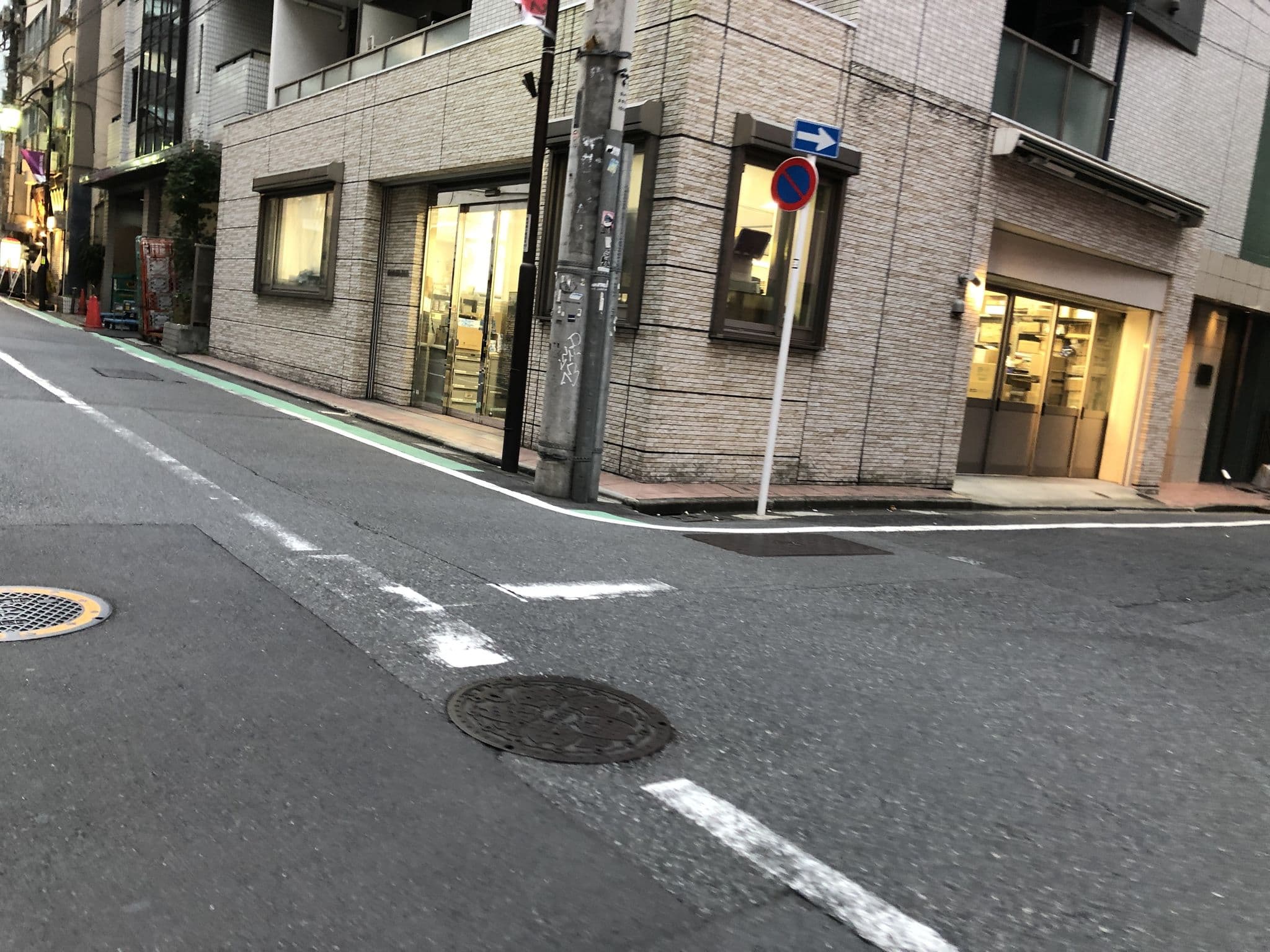 Street view near ヴィアイン新宿, Shinjuku — © gwalker7 (CC BY-SA · Mapillary)
