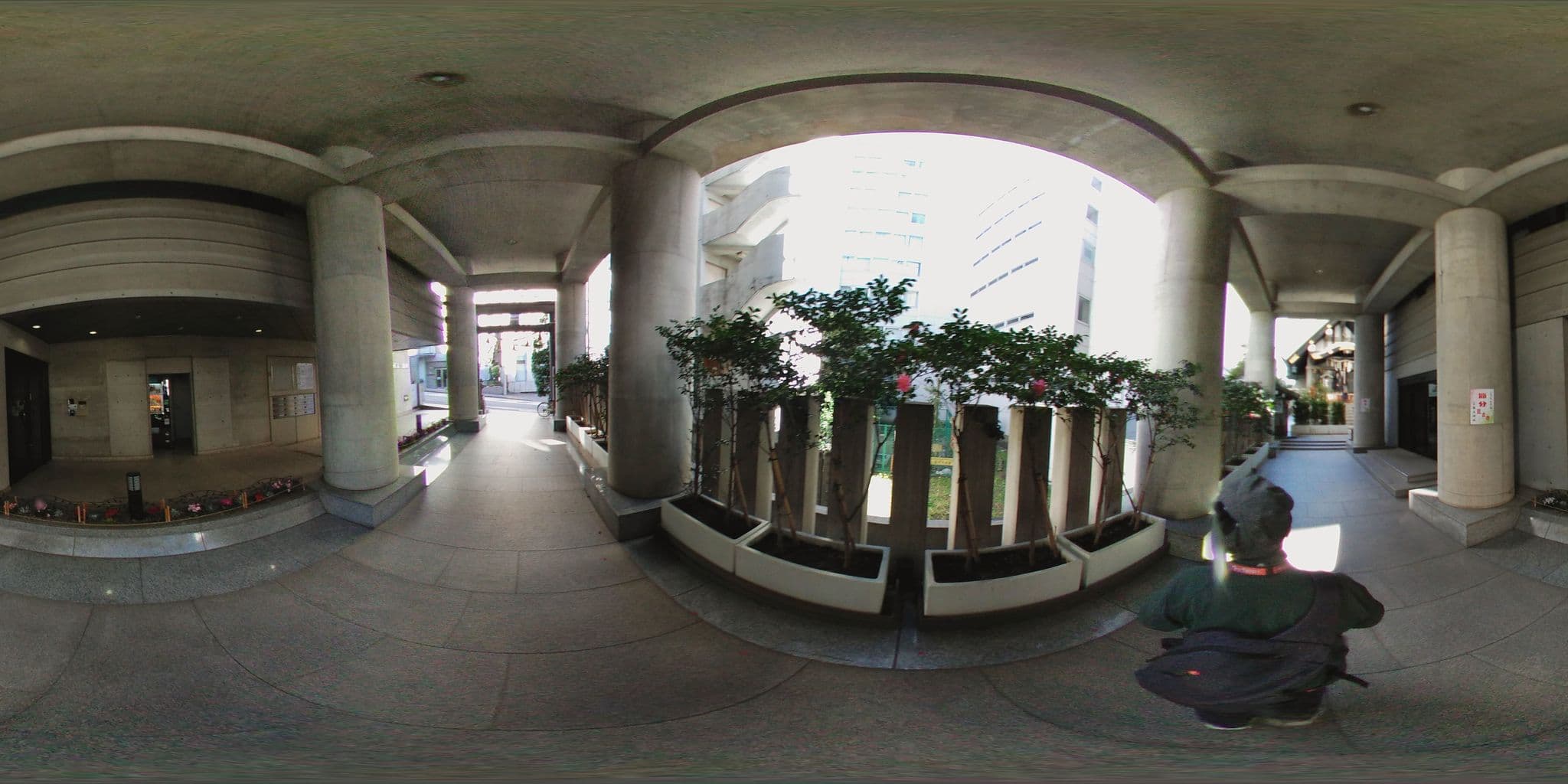 Street view near エフ・イー・ティーシステム, Iidabashi — © mura (CC BY-SA · Mapillary)