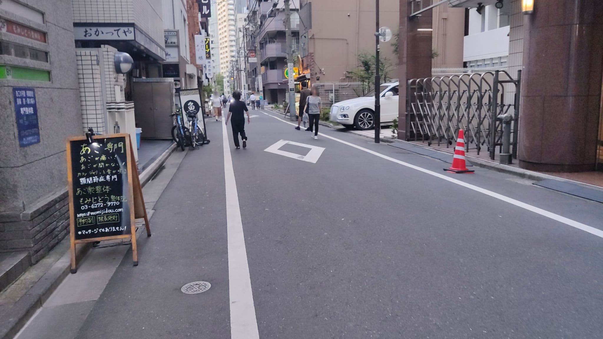 Street view near ホテルニューさがみや東京営業所, Kanda-jinbōchō — © gwalker7 (CC BY-SA · Mapillary)