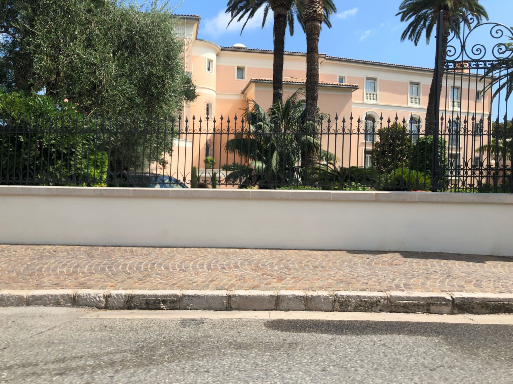 Street view near La Réserve de Beaulieu & Spa, Beaulieu-sur-Mer — © lulucmy (CC BY-SA · Mapillary)