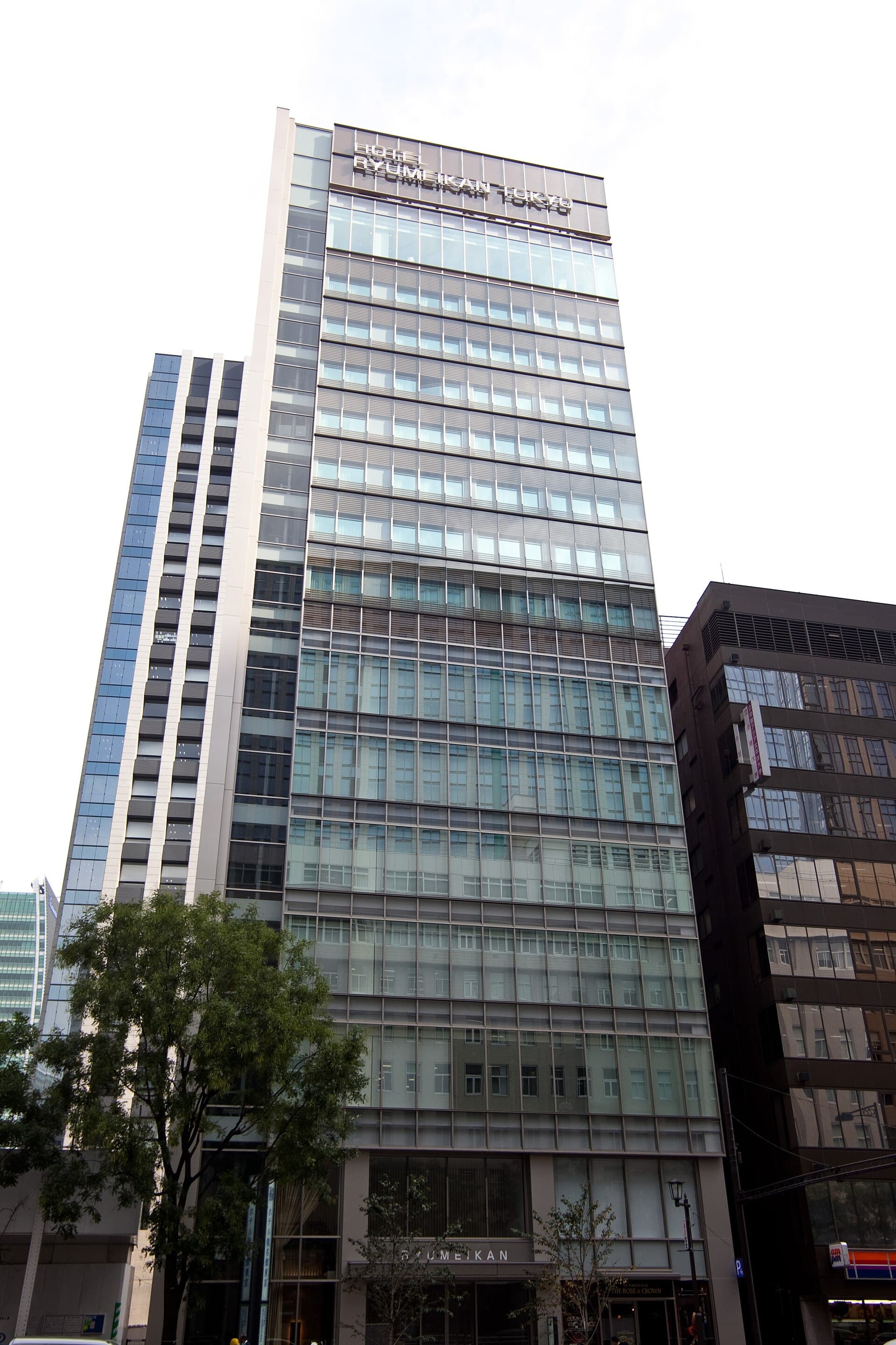 ホテル龍名館東京 (Hotel Ryumeikan Tokyo) (via Wikimedia Commons, CC BY-SA 3.0)