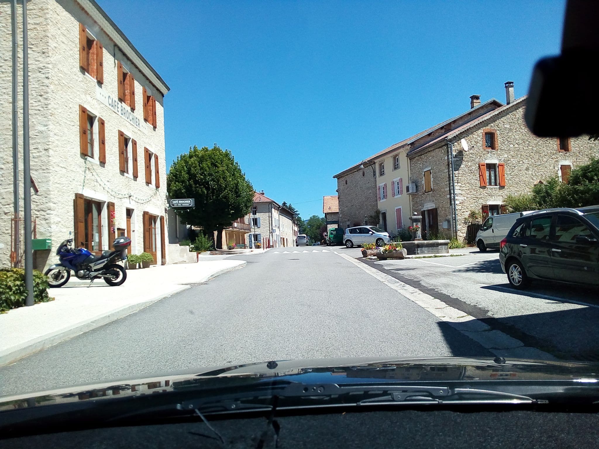 Street view near Café Brochier (cafe hotel restaurant), Pont-en-Royans — © eric_s (CC BY-SA · Mapillary)