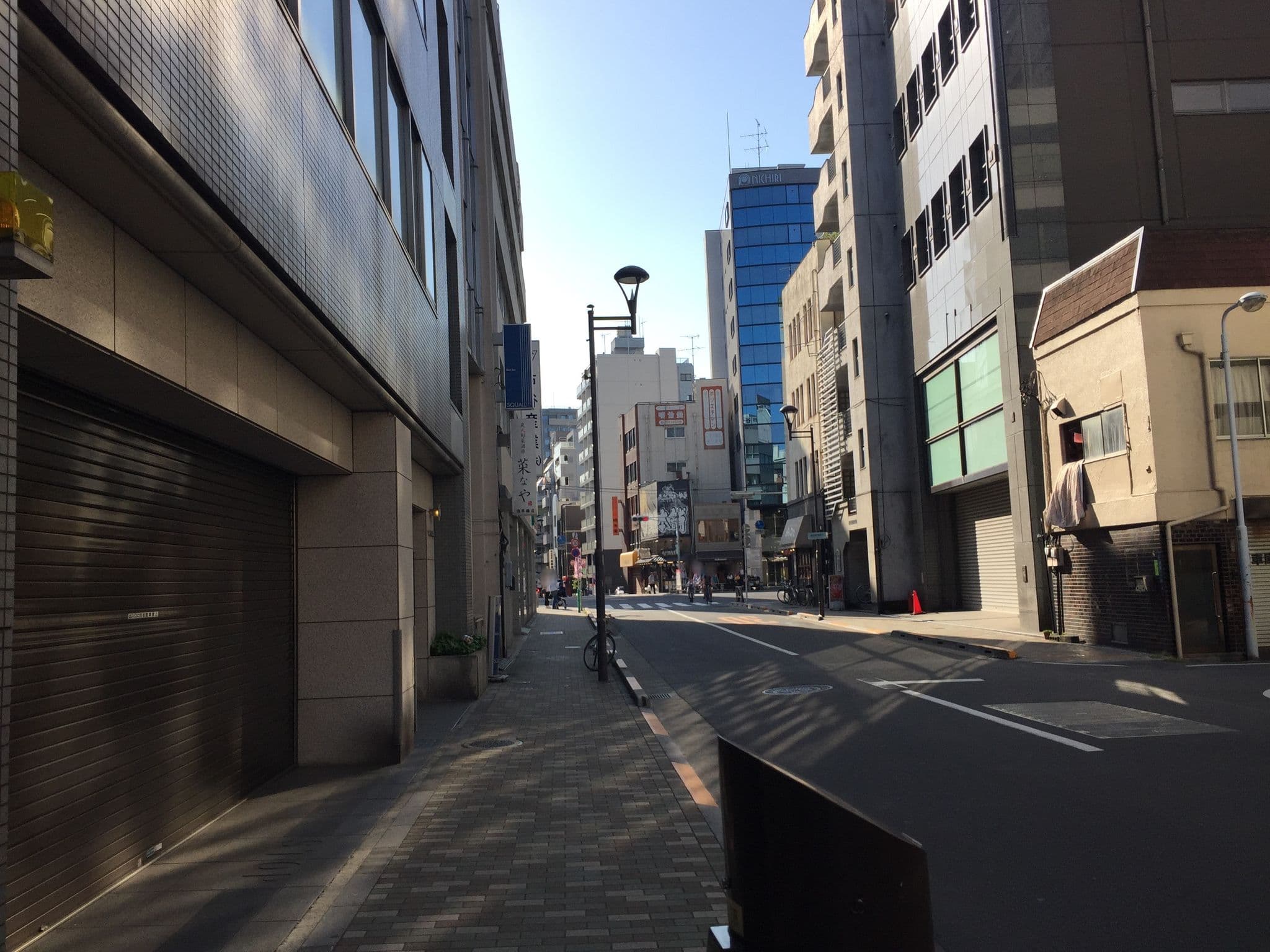 Street view near ホテル柳橋 (HOTEL YANAGIBASHI), Higashi-nihombashi — © yaritsusozai (CC BY-SA · Mapillary)