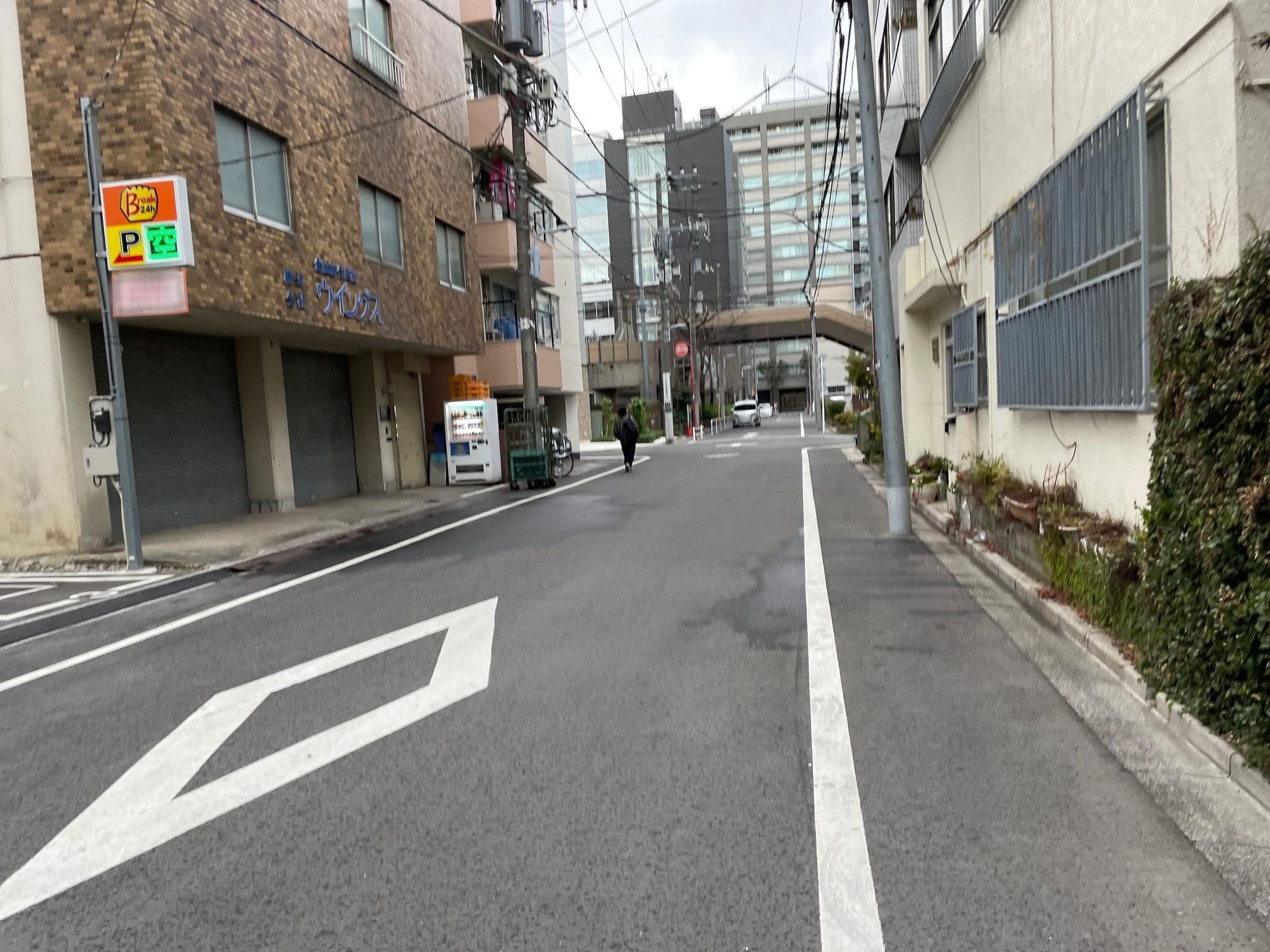 Street view near Hotel粋(SUI), Iriya — © musashino5 (CC BY-SA · Mapillary)