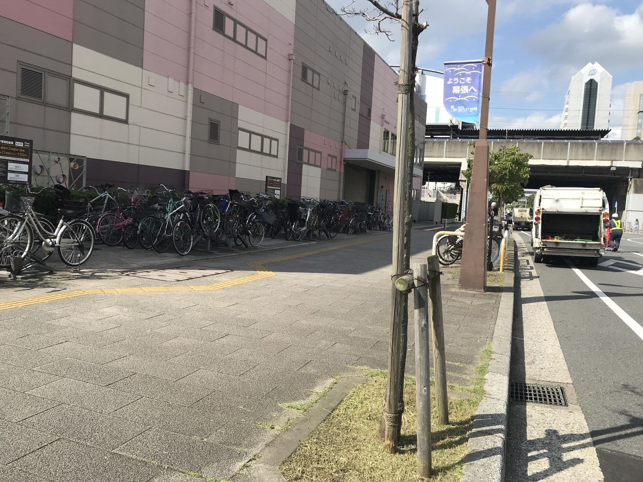 Street view near Hotel Shuranza Makuharibay, Makuhari — © musashino5 (CC BY-SA · Mapillary)