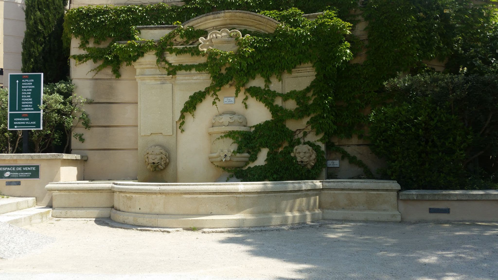 Street view near Maison de Pont Royal (Réception), Charleval — © johsin18 (CC BY-SA · Mapillary)