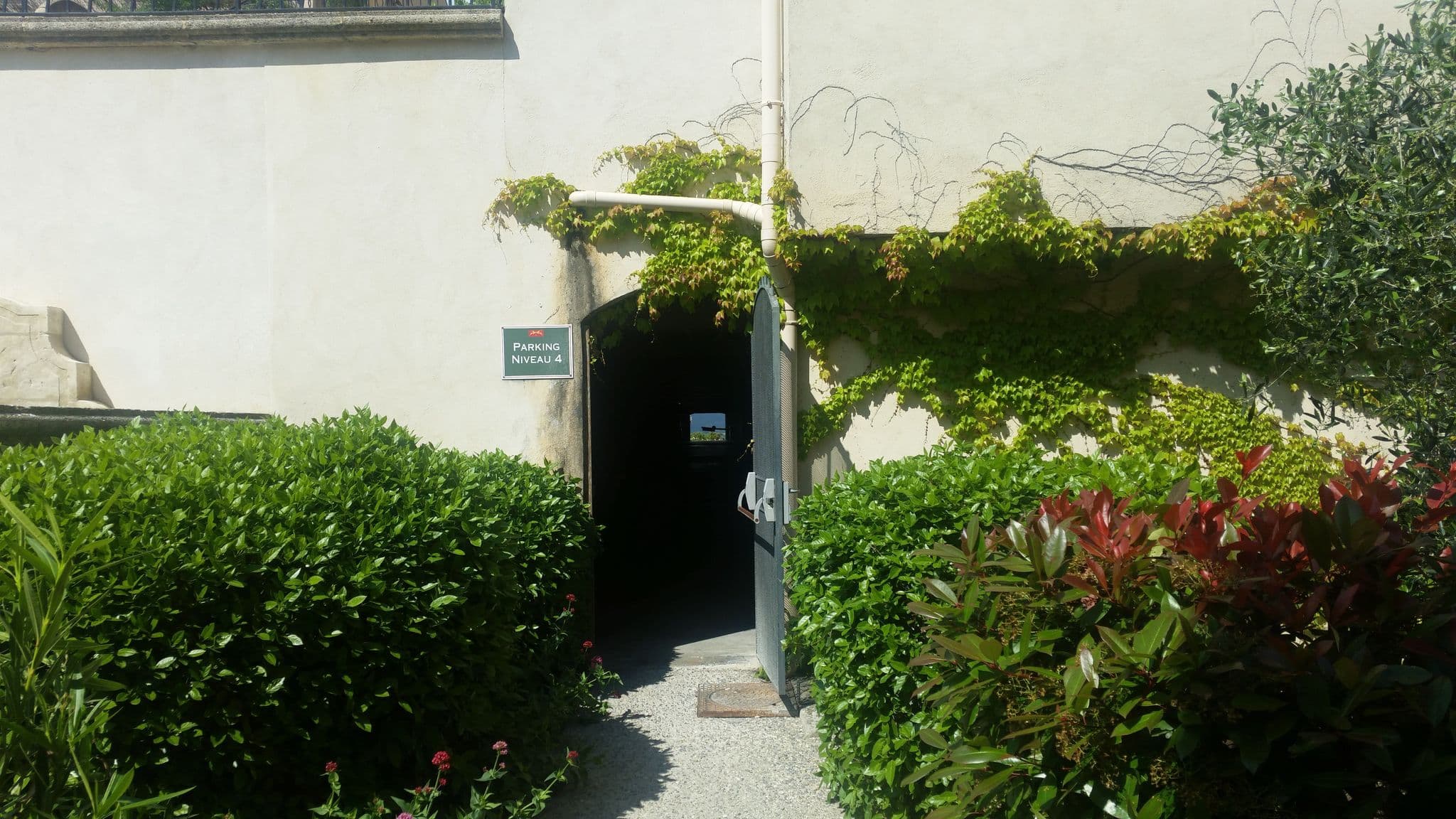 Street view near Génois, Charleval — © johsin18 (CC BY-SA · Mapillary)