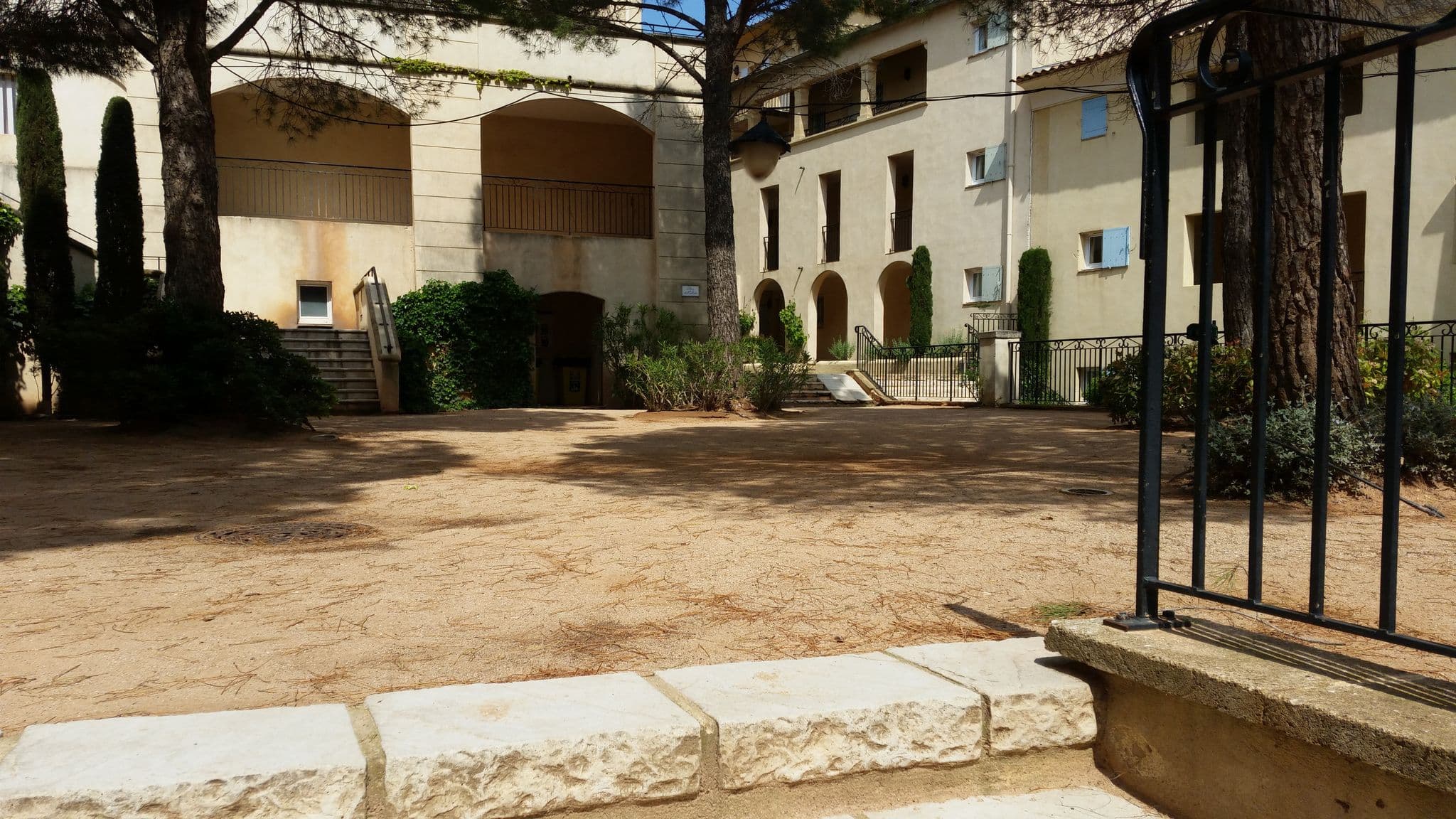 Street view near Calade, Charleval — © johsin18 (CC BY-SA · Mapillary)