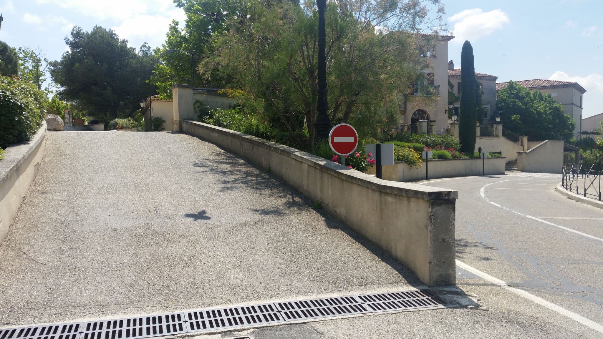 Street view near Hôtel du Golf, Charleval — © johsin18 (CC BY-SA · Mapillary)