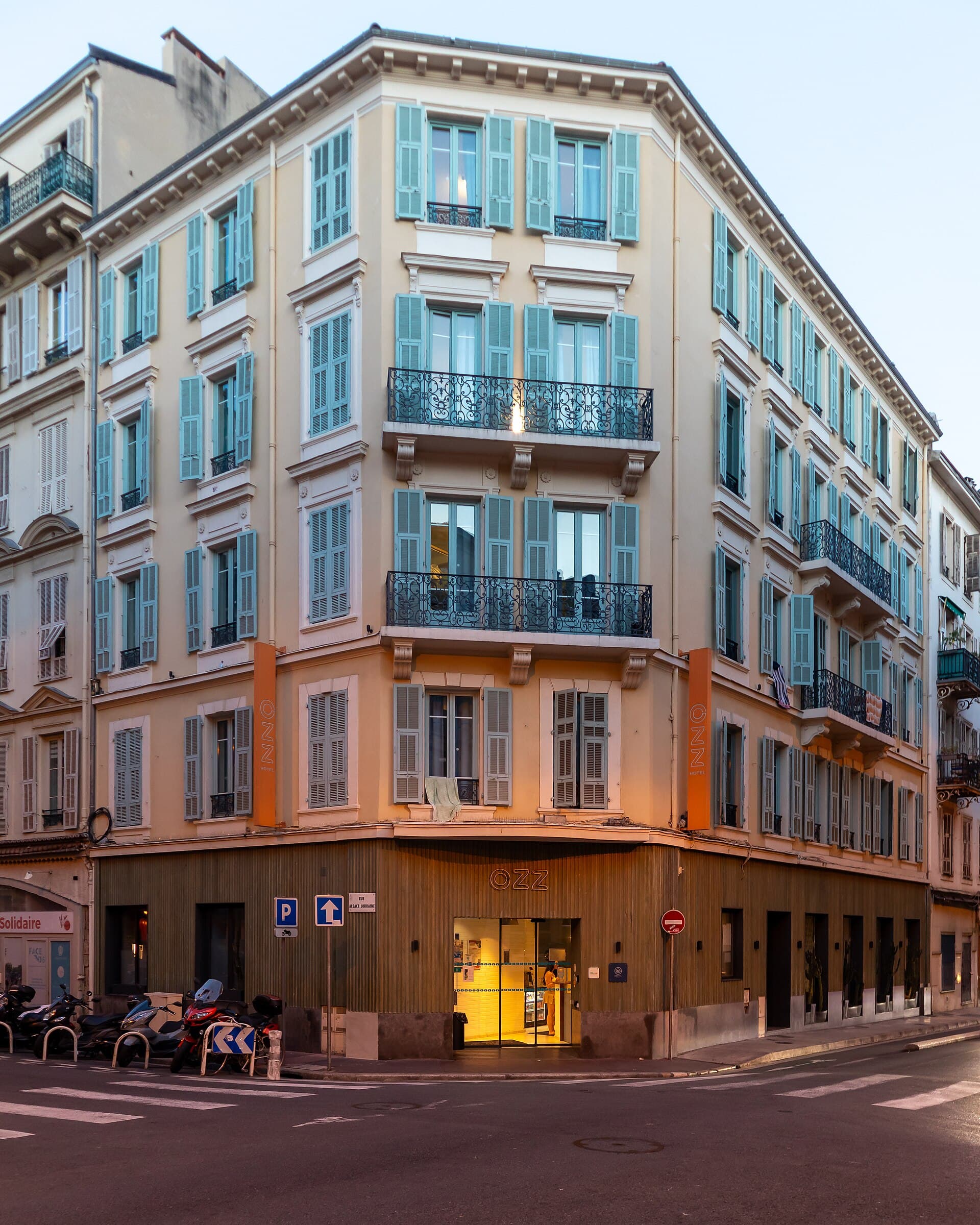 Hôtel Ozz by HappyCulture (via Wikimedia Commons, CC BY-SA 4.0)