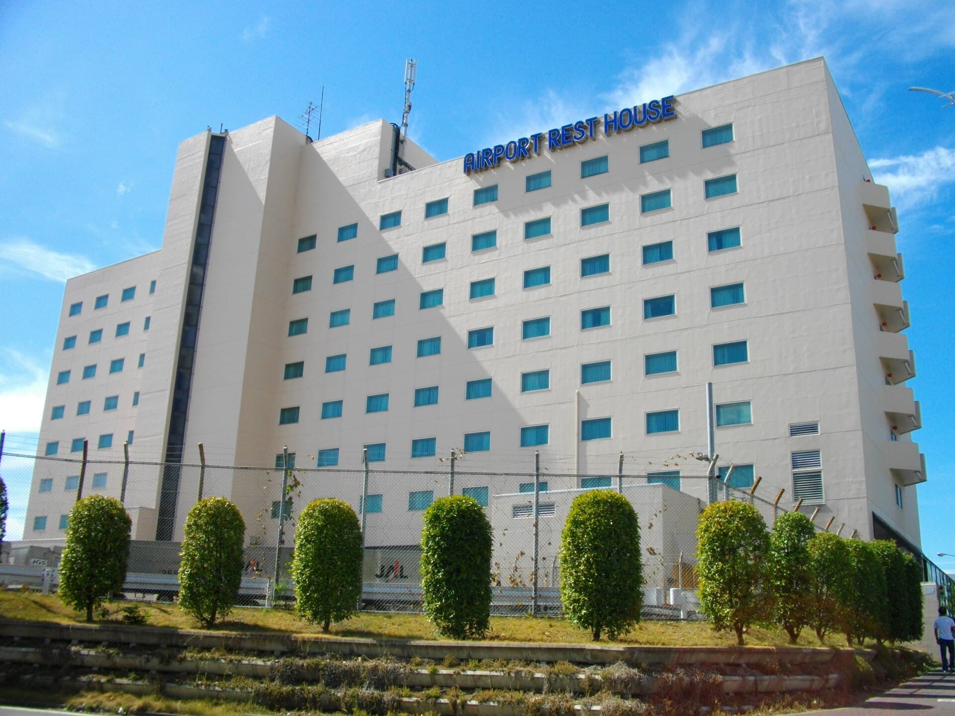 成田エアポートレストハウス (Airport Rest House) (via Wikimedia Commons, Public domain)