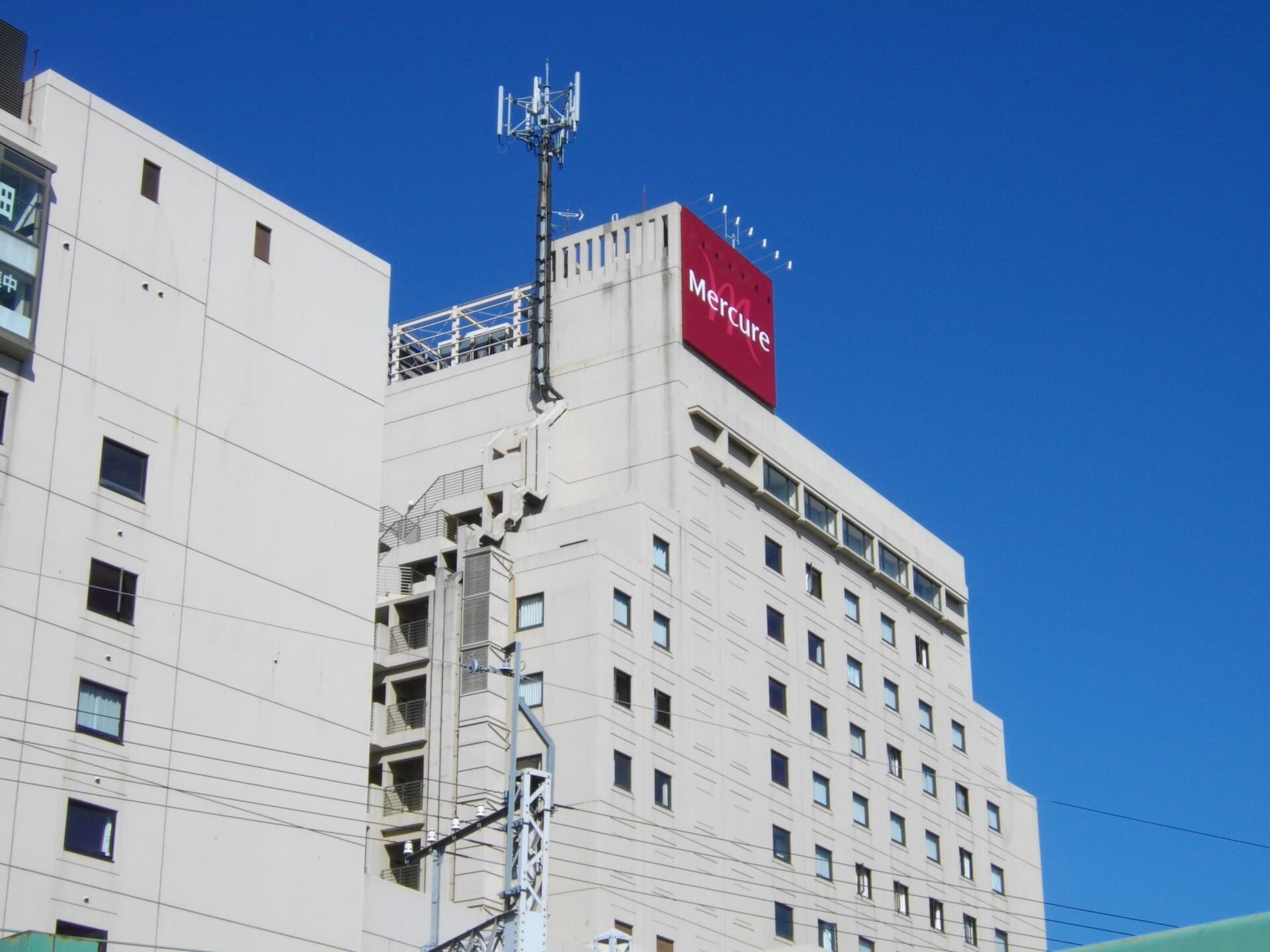 Welco Narita Hotel (via Wikimedia Commons, Public domain)