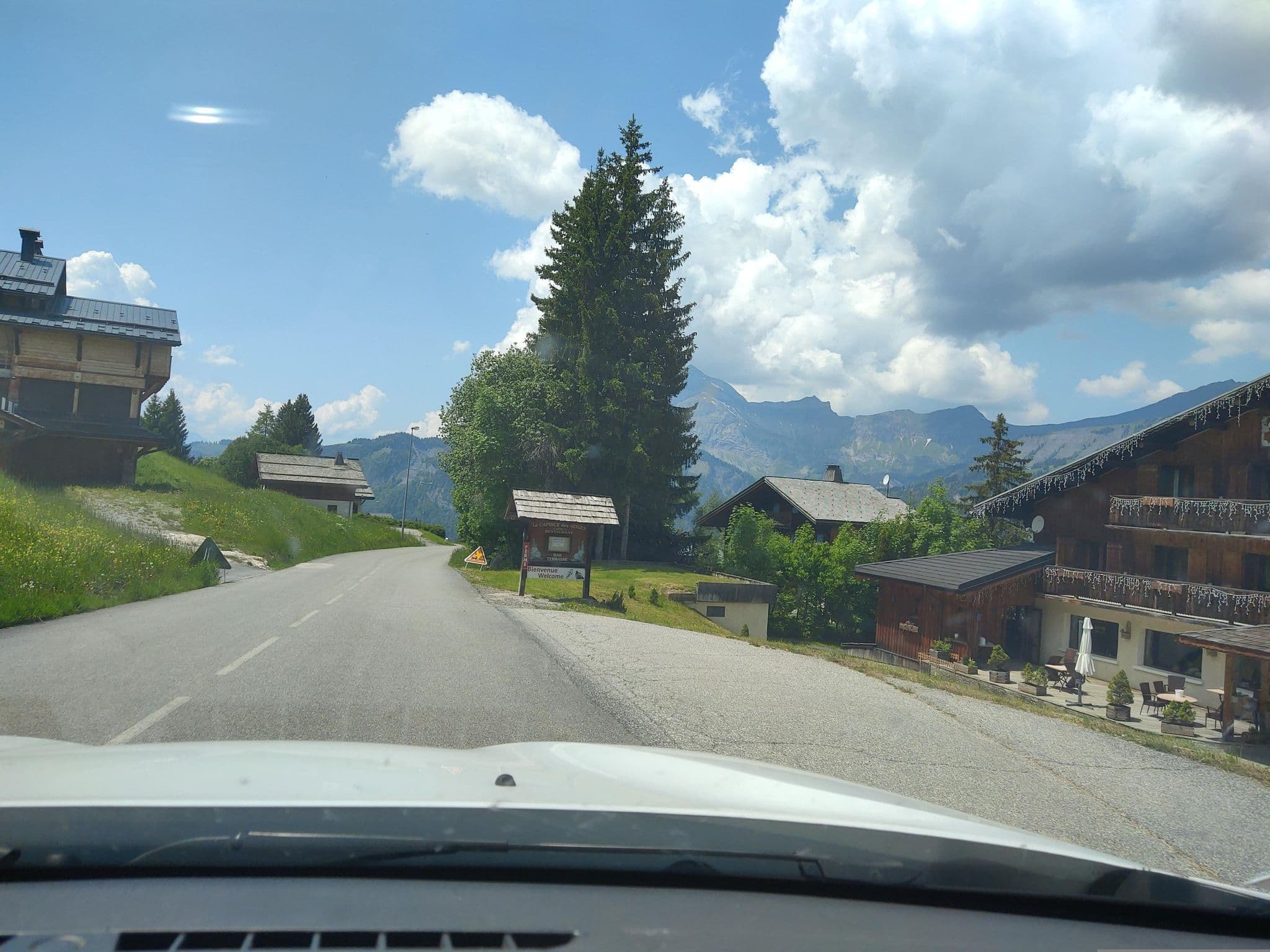 Street view near Le Caprice des neiges, Praz-sur-Arly — © MatthieuF4FNE (CC BY-SA · Mapillary)