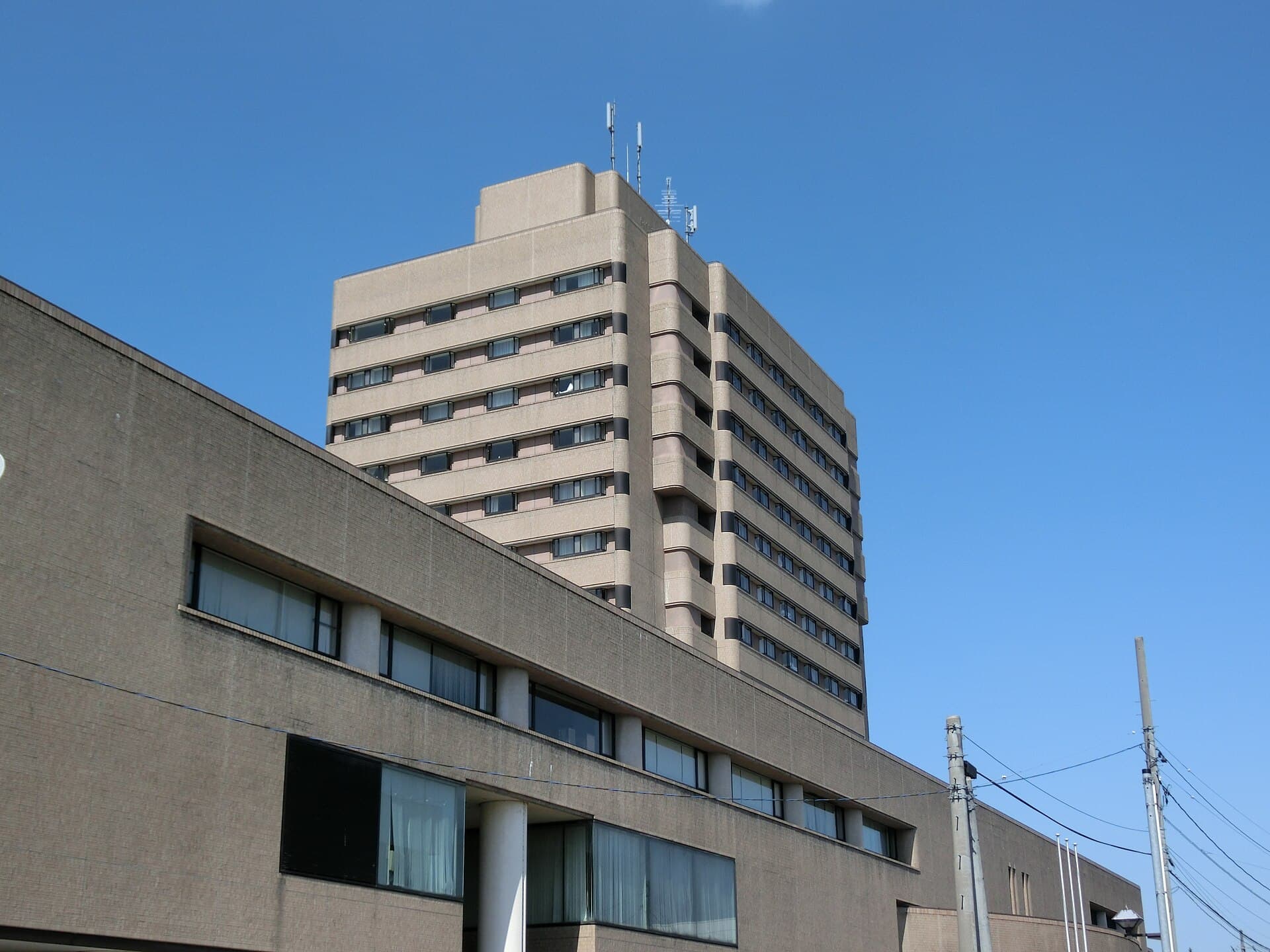 ホテルニューオータニ長岡 (The Hotel New Otani Nagaoka) (via Wikimedia Commons, Public domain)