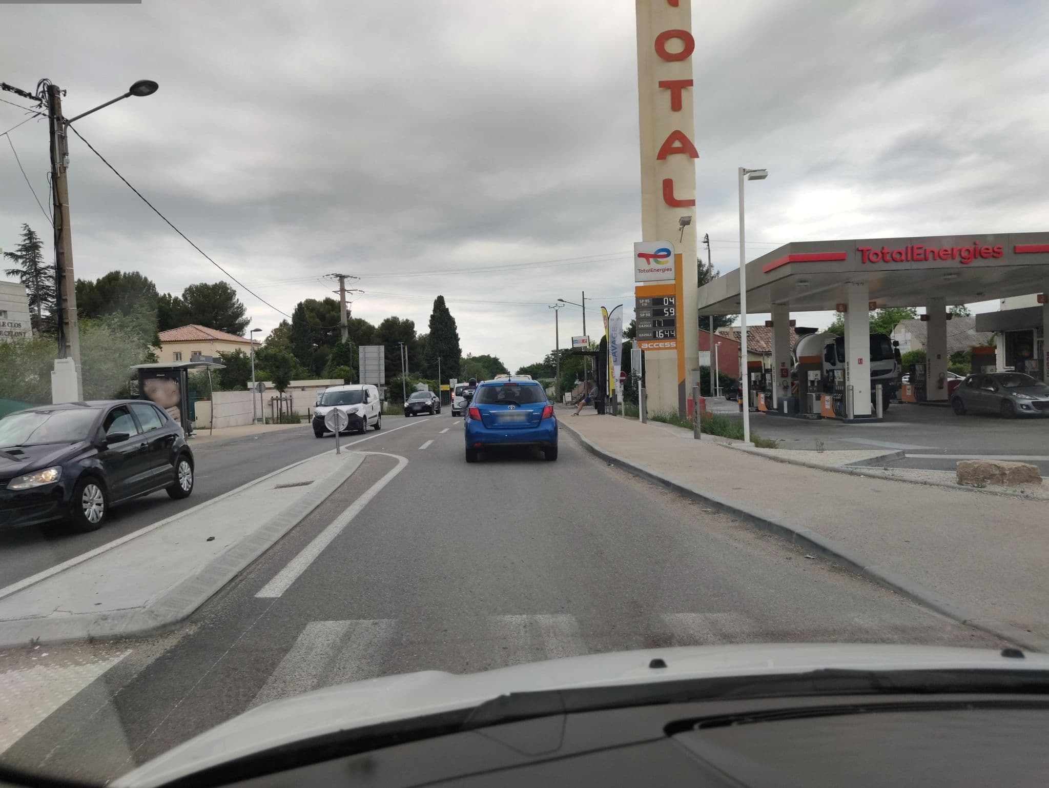Street view near Le Clos de Célony, Aix-en-Provence — © zimmy (CC BY-SA · Mapillary)