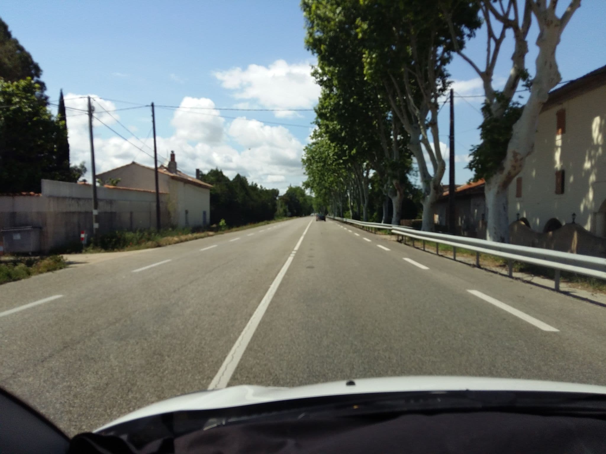 Street view near Auberge Les Olivades, Mallemort — © zimmy (CC BY-SA · Mapillary)