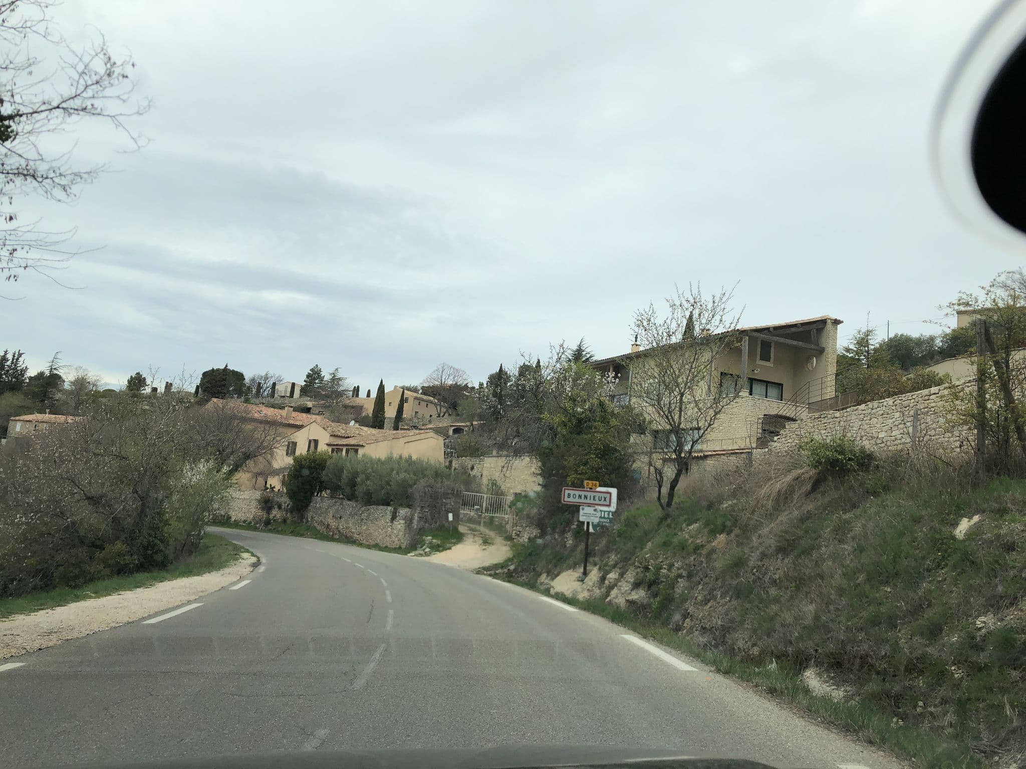 Street view near L’escarpe, Bonnieux — © multimaze (CC BY-SA · Mapillary)