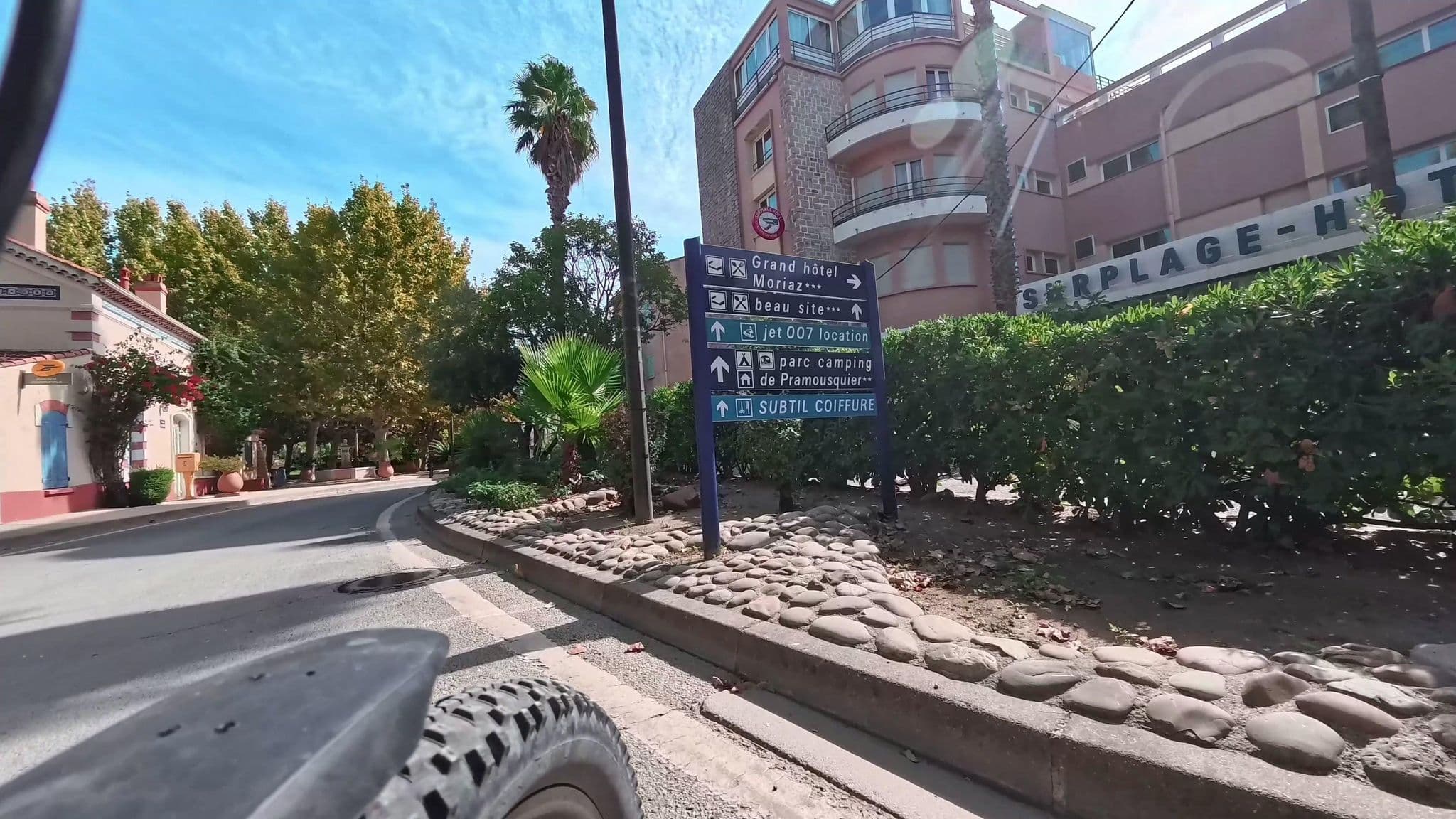 Street view near Grand hotel de cavalière, Le Lavandou — © voyage-hors-saison (CC BY-SA · Mapillary)