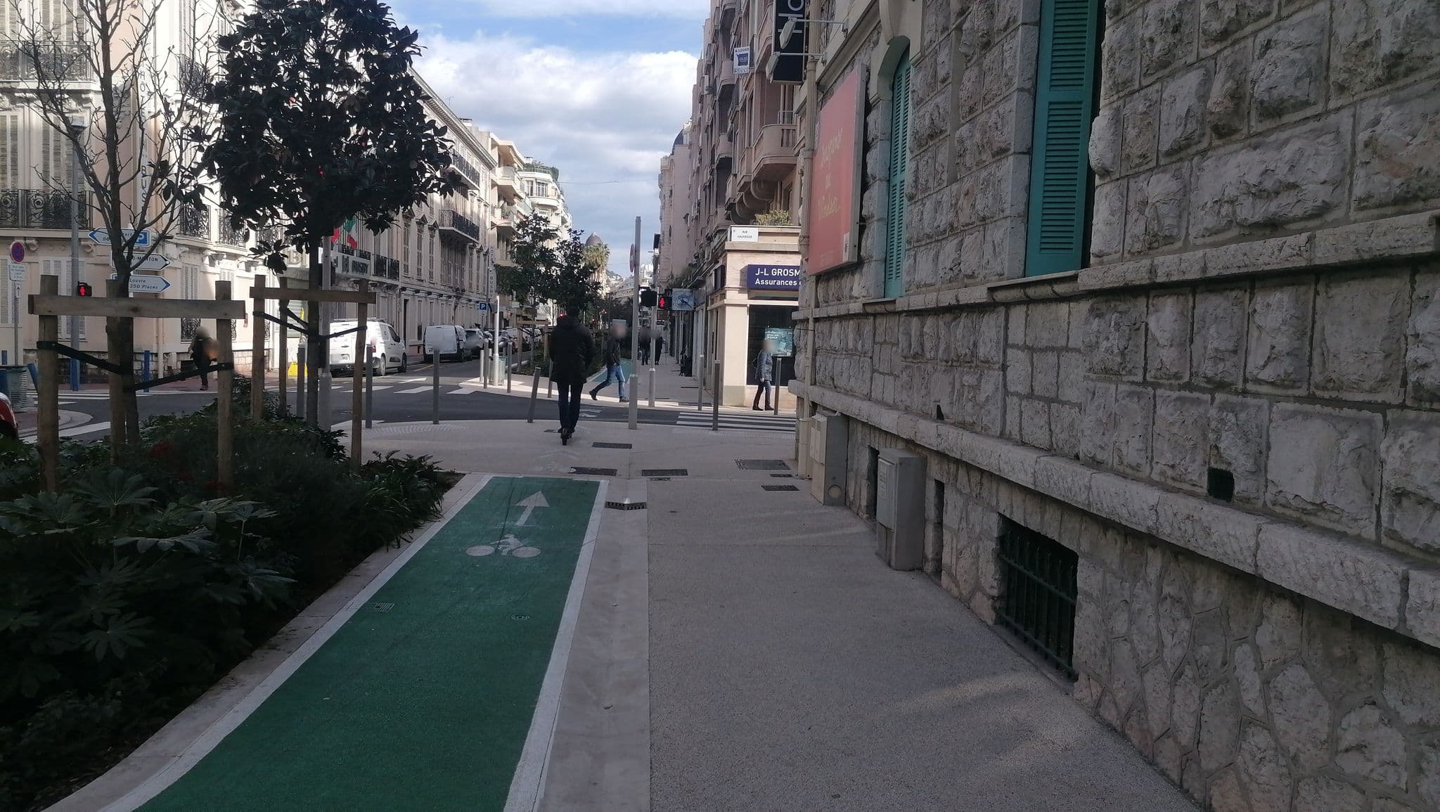 Street view near Hôtel Busby, Jean-Médecin — © bayebass513 (CC BY-SA · Mapillary)