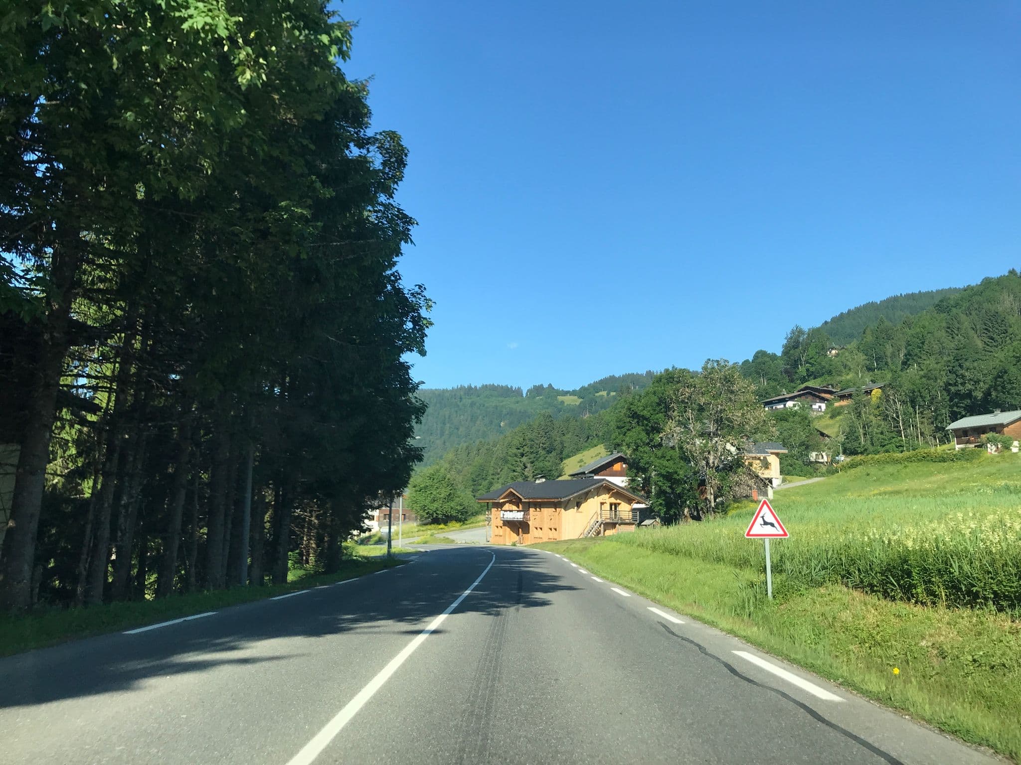 Street view near Le Grand Chamois, Les Gets — © pgiraud (CC BY-SA · Mapillary)