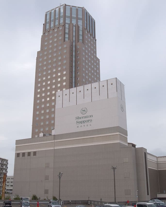 ホテルエミシア札幌 (Hotel Emisia Sapporo) (via Wikimedia Commons, Public domain)