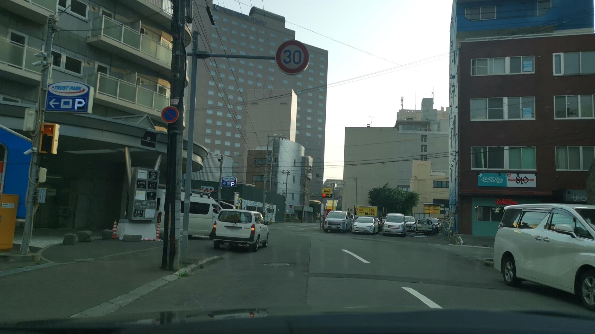 Street view near 札幌オリエンタルホテル (Sapporo Oriental Hotel), Sapporo — © watalucky (CC BY-SA · Mapillary)