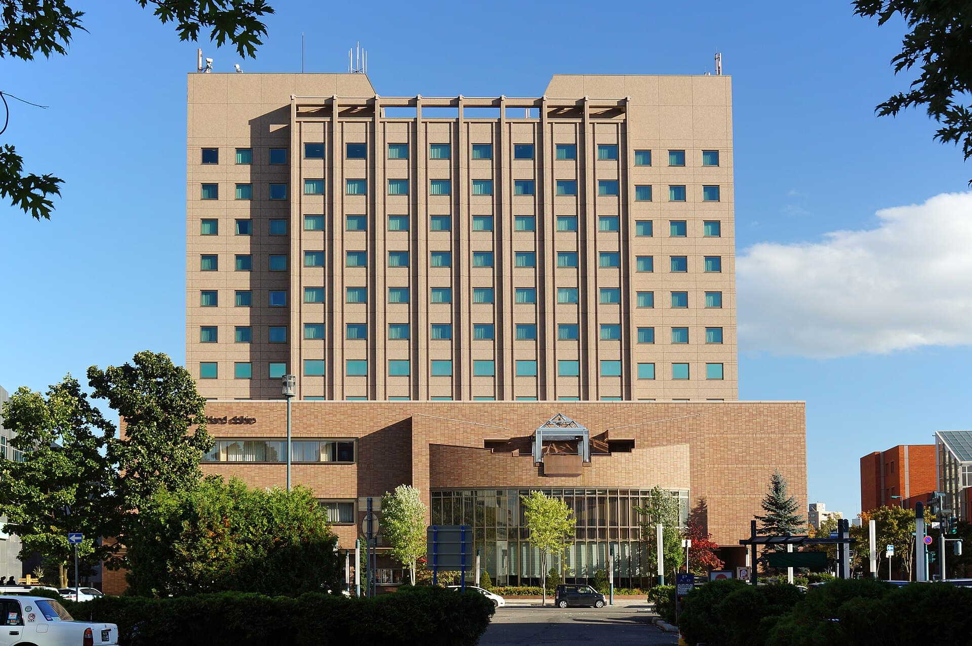 ホテル日航ノースランド帯広 (Hotel Nikko Northland Obihiro) (via Wikimedia Commons, CC BY 2.5)