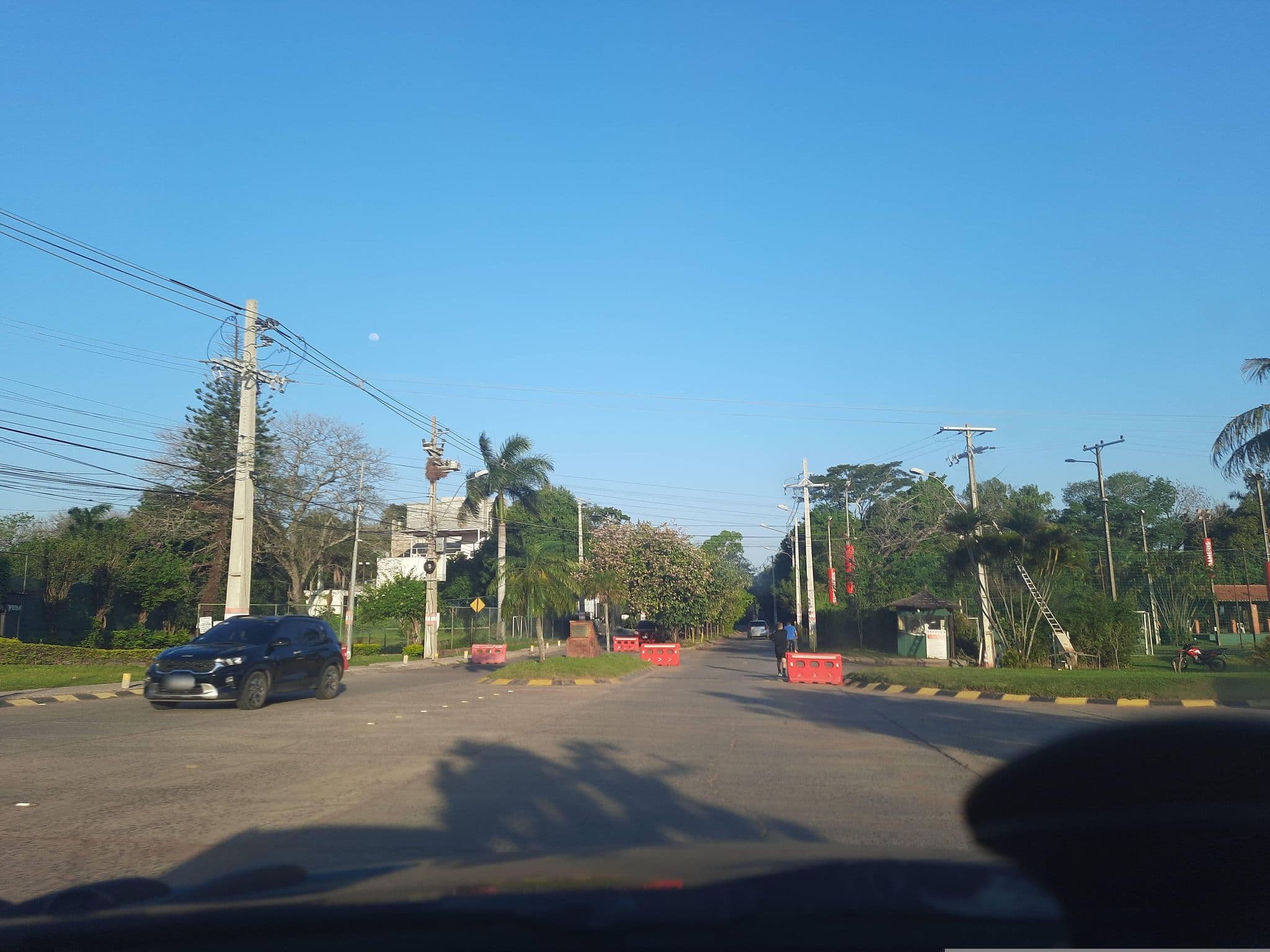 Street view near Yacht y Golf Club Paraguayo, Lambaré — © Ambernal (CC BY-SA · Mapillary)