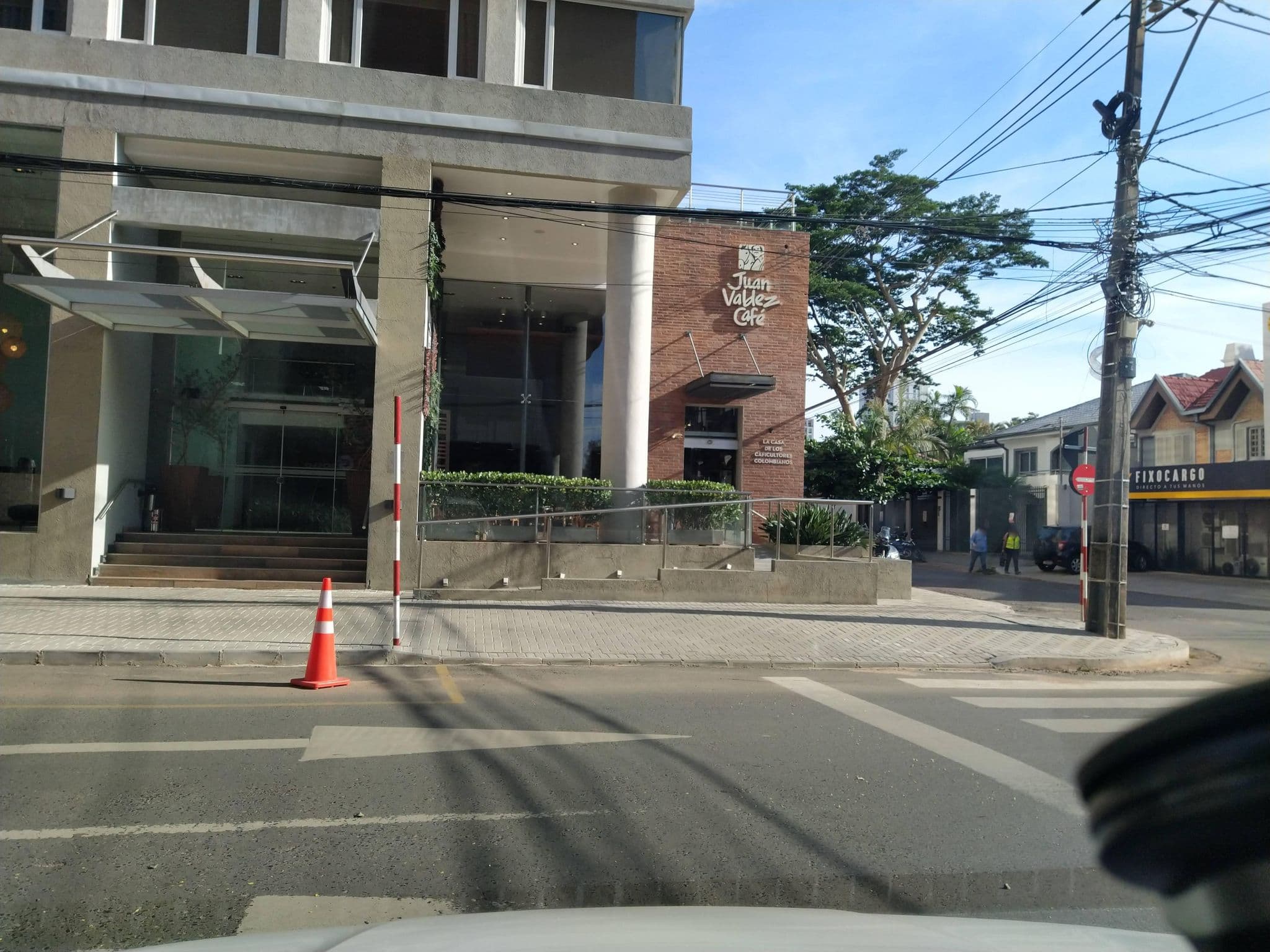 Street view near Hotel The Hub, Lambaré — © jjorrge (CC BY-SA · Mapillary)