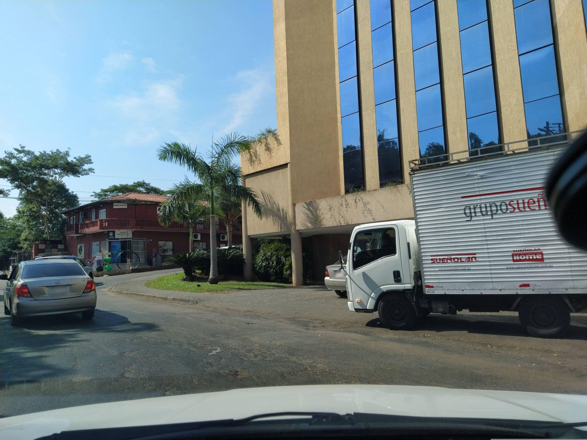 Street view near Andares del Agua Apart Hotel, Lambaré — © jjorrge (CC BY-SA · Mapillary)