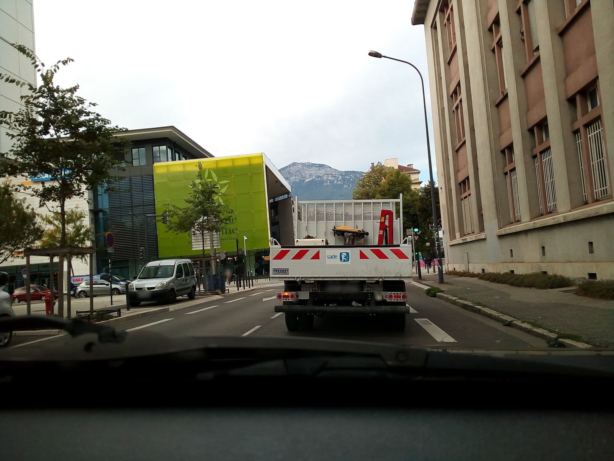 Street view near Okko Hôtels Grenoble Jardin Hoche, Grenoble — © eric_s (CC BY-SA · Mapillary)
