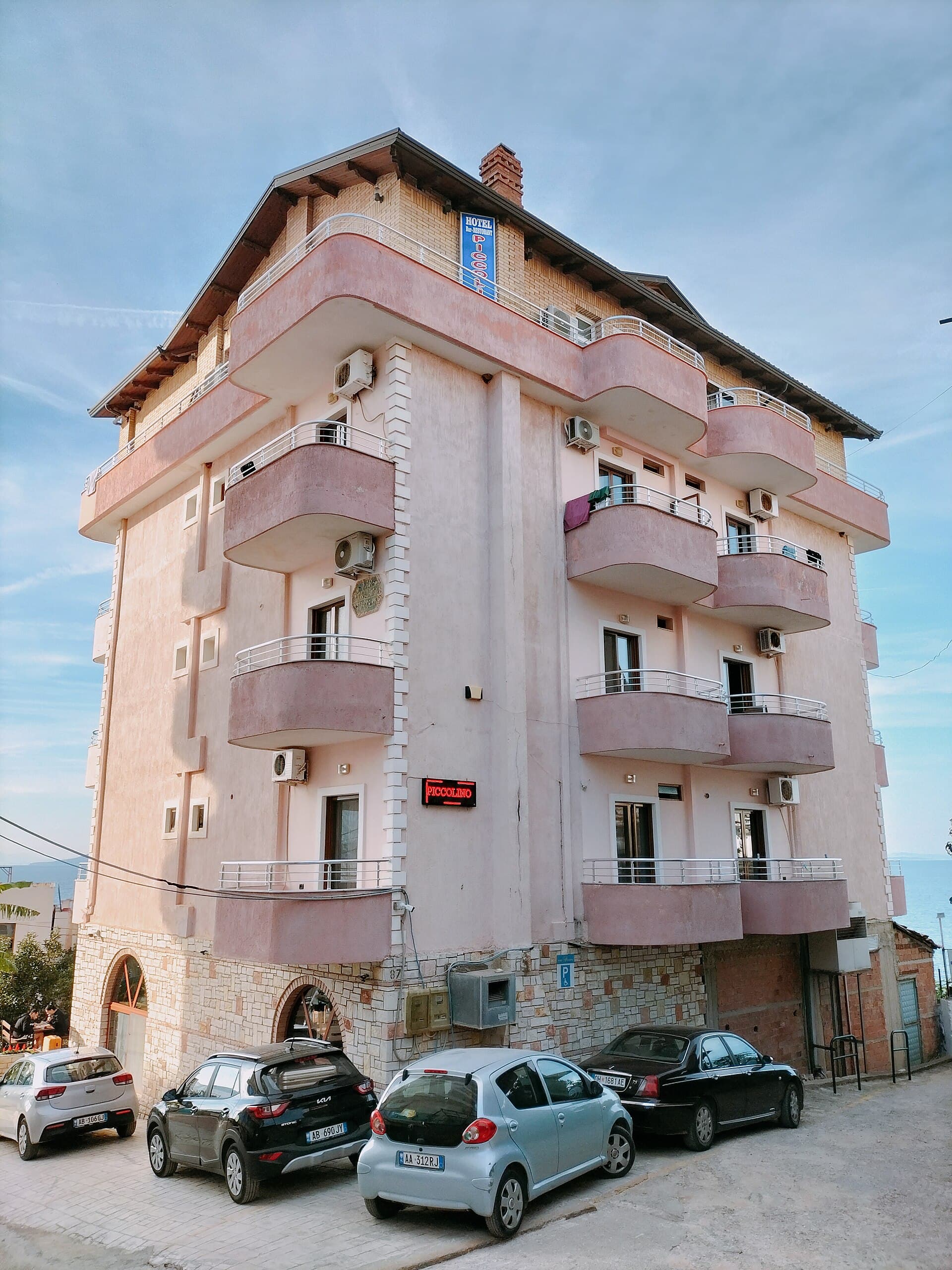 Hotel Piccolino (via Wikimedia Commons, CC BY-SA 3.0)