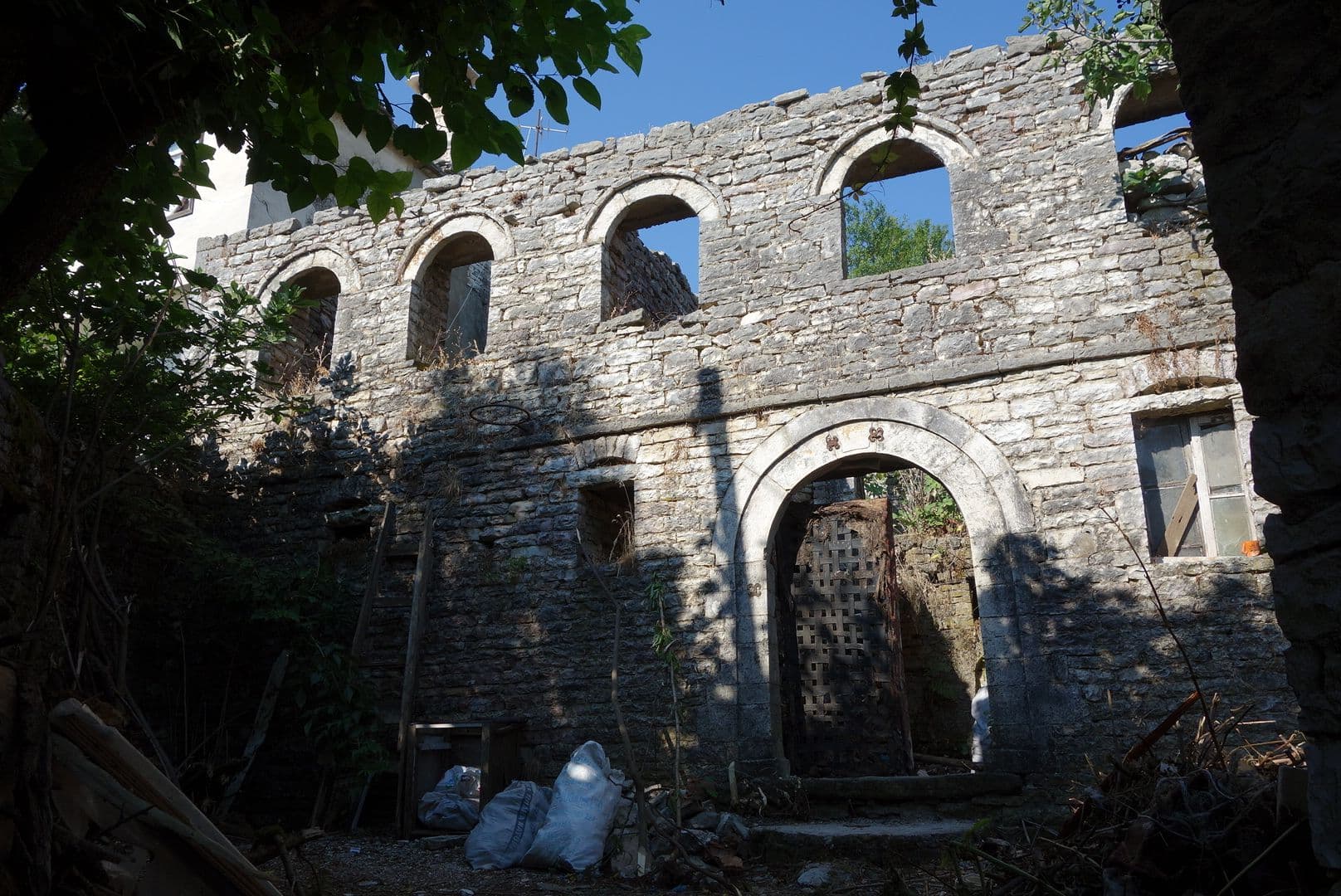Street view near Stone Rooms 1850, Gjirokastër — © malenki (CC BY-SA · Mapillary)