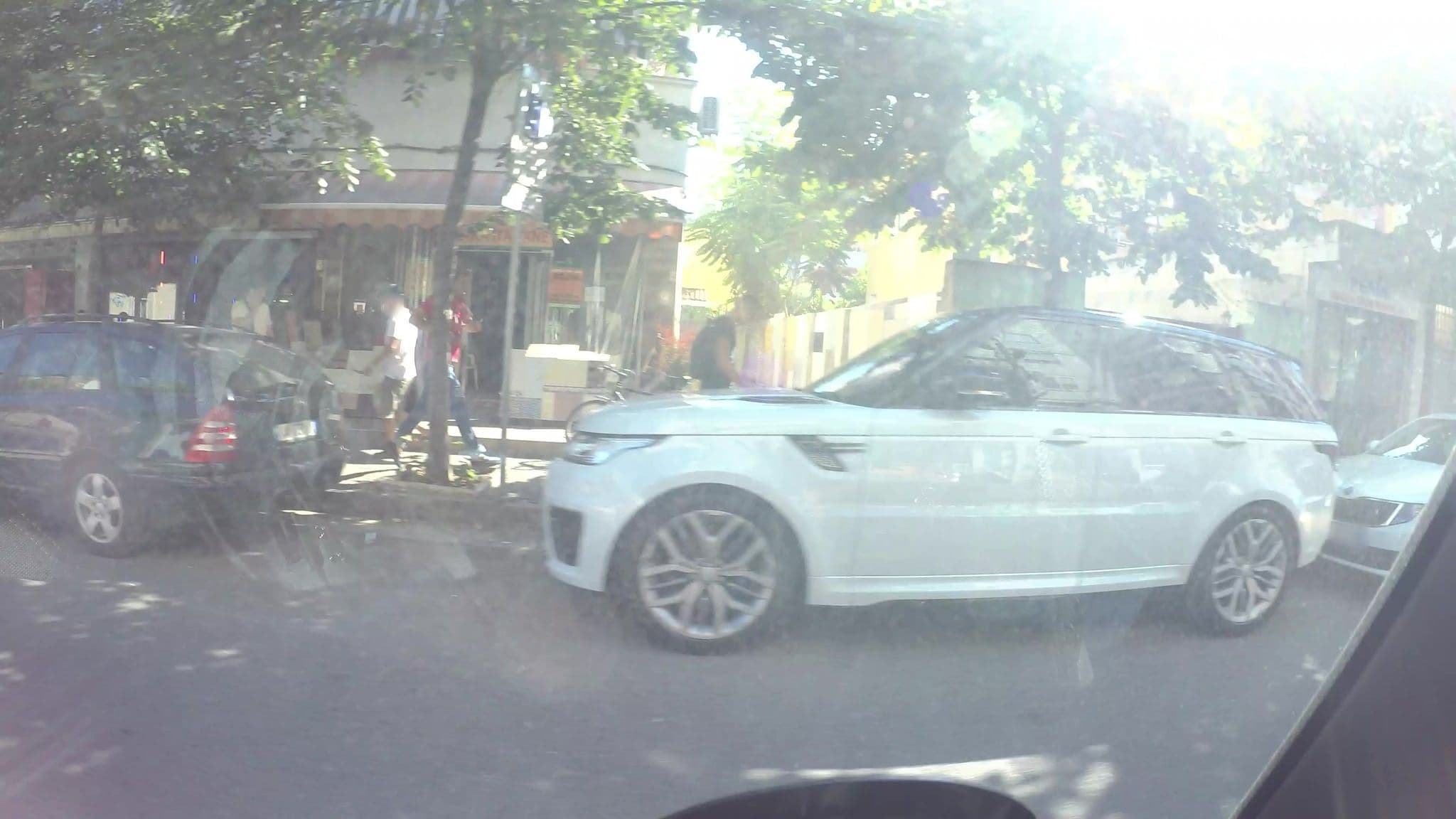 Street view near Vila Oresti, Tirana — © kaart_3 (CC BY-SA · Mapillary)