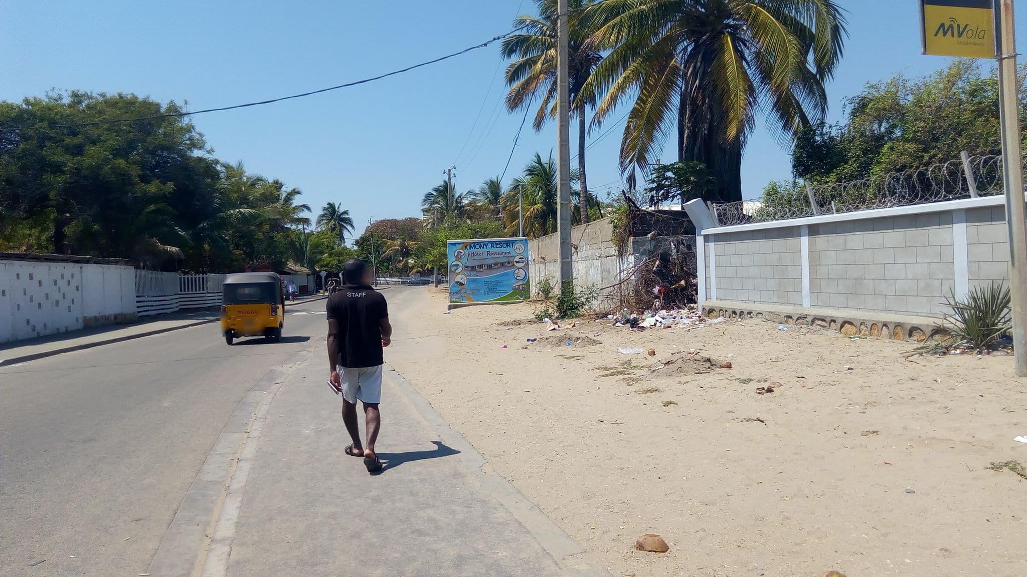 Street view near Le Louvre Hotel and Spa, Morondava — © tetegron (CC BY-SA · Mapillary)