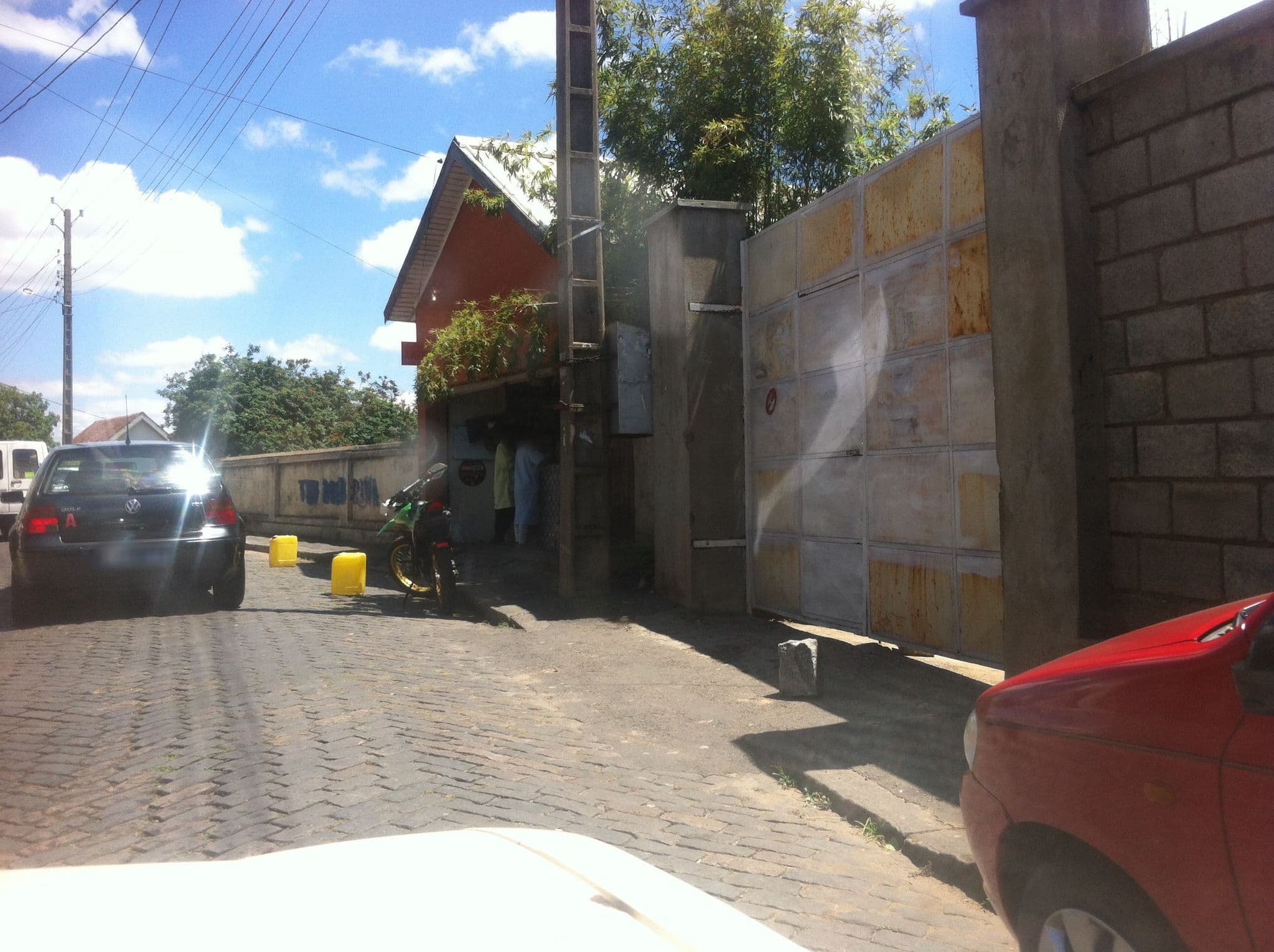 Street view near Niaouly Hotel, Antananarivo — © lacikrane (CC BY-SA · Mapillary)