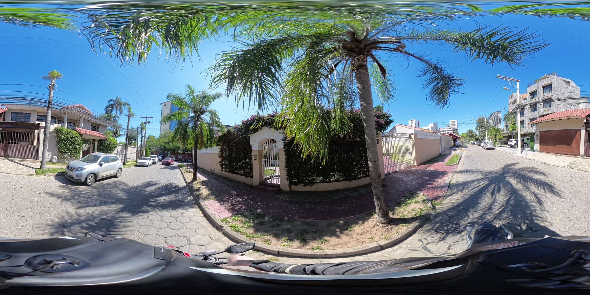 Street view near Dossier Hotel, Santa Cruz de la Sierra — © Wakamolee (CC BY-SA · Mapillary)