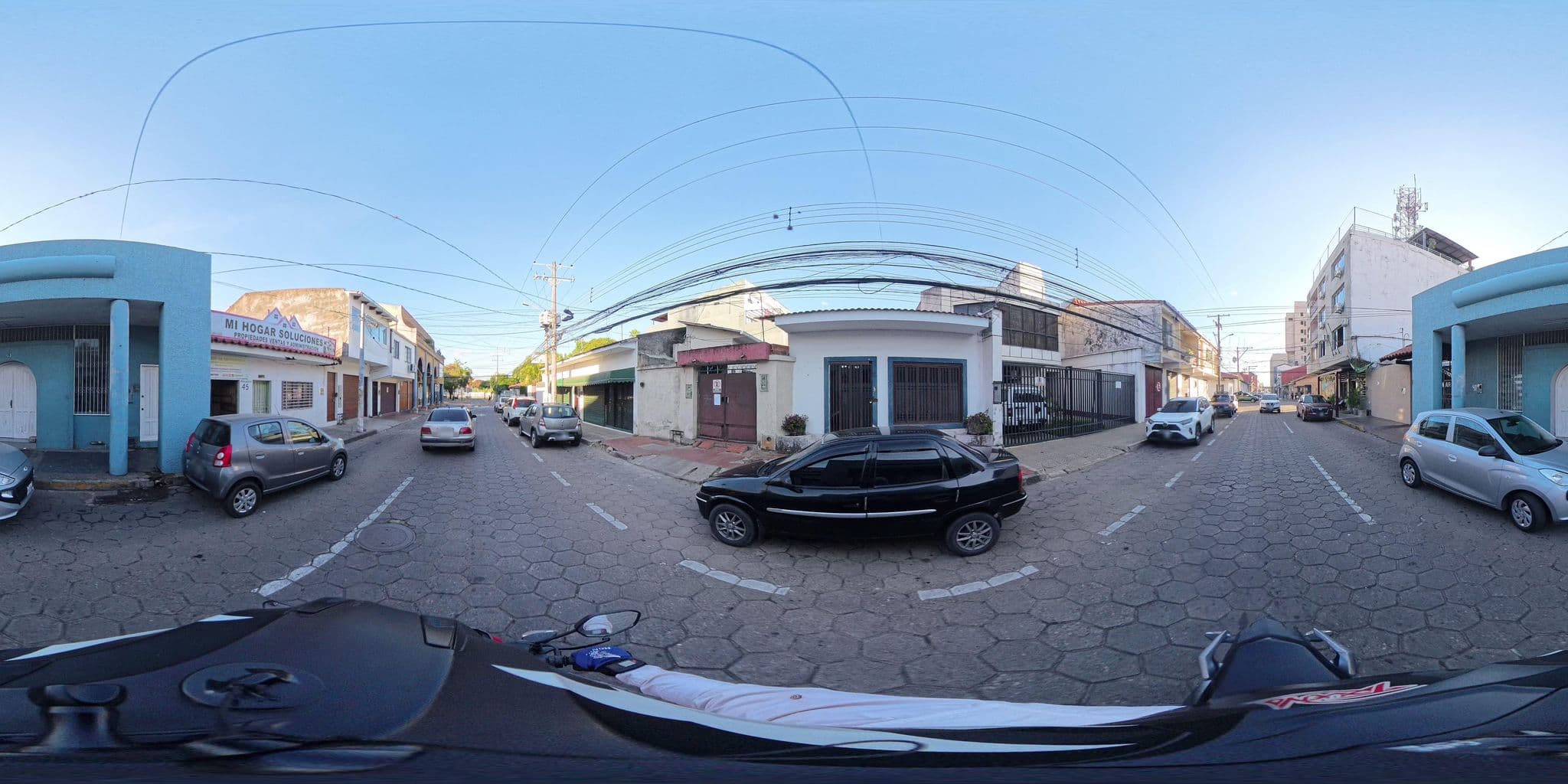 Street view near Hotel Plaza 24, Santa Cruz de la Sierra — © Wakamolee (CC BY-SA · Mapillary)