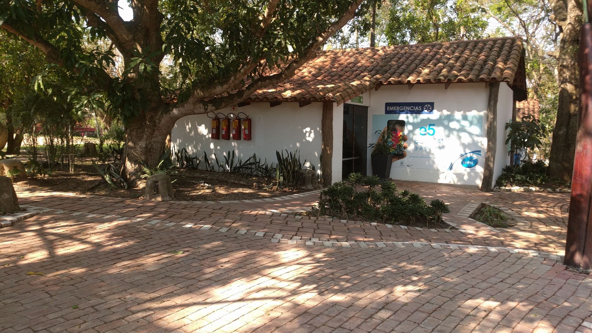 Street view near Biocentro Güembe, Santa Cruz de la Sierra — © yoviajo (CC BY-SA · Mapillary)