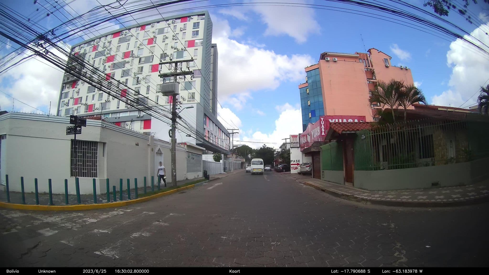 Street view near House Inn, Santa Cruz de la Sierra — © kaart_2 (CC BY-SA · Mapillary)