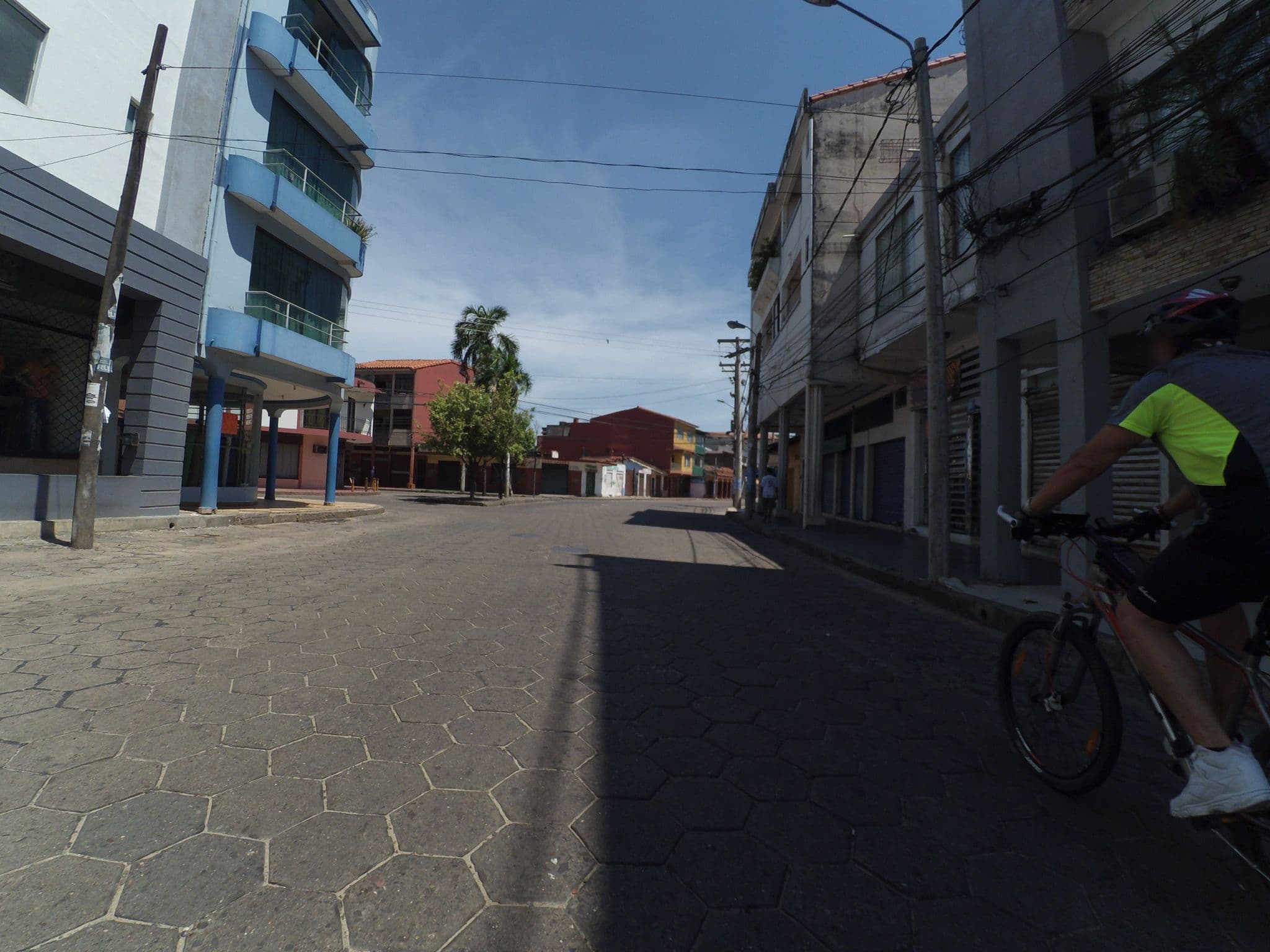 Street view near Hotel California, Santa Cruz de la Sierra — © yoviajo (CC BY-SA · Mapillary)