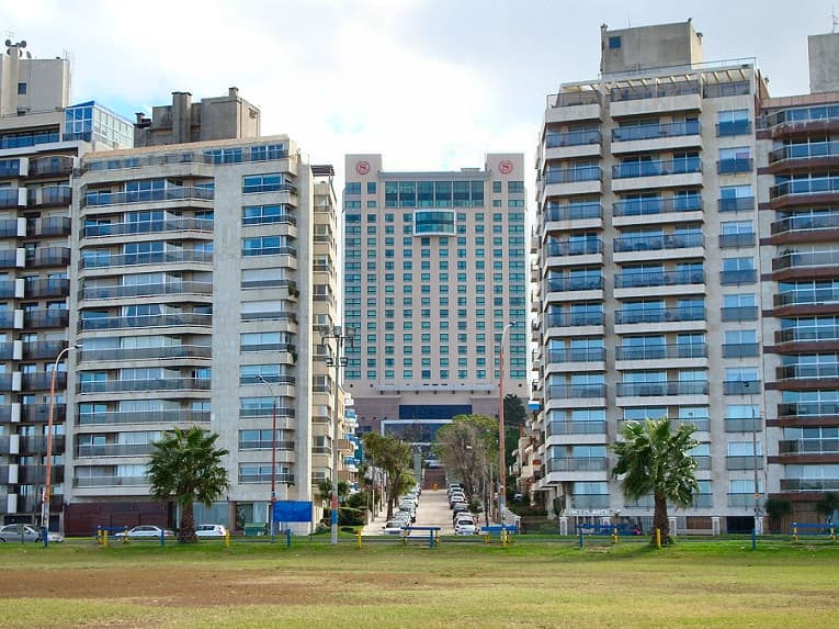 Sheraton Montevideo Hotel (via Wikimedia Commons, CC BY-SA 3.0)